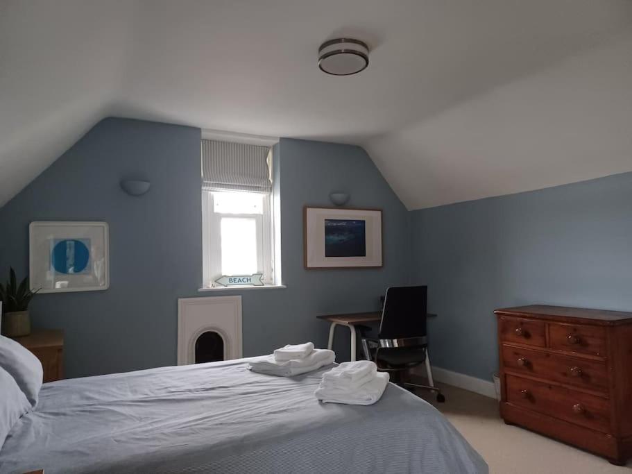 Five-Bedroom House photo 1