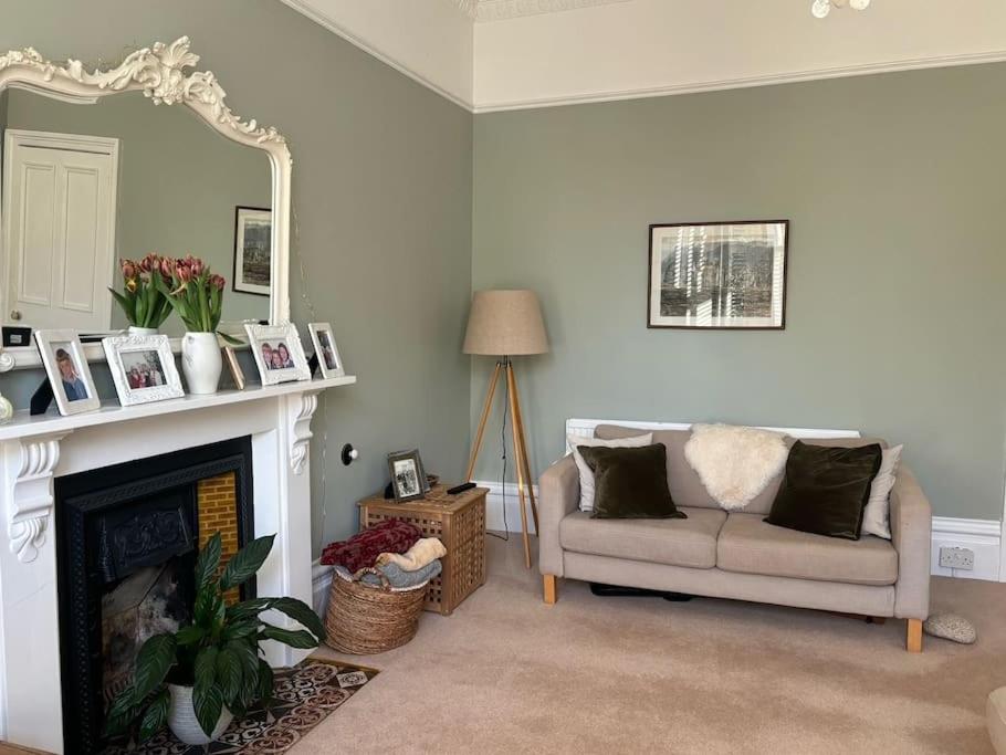 Five-Bedroom House photo 2