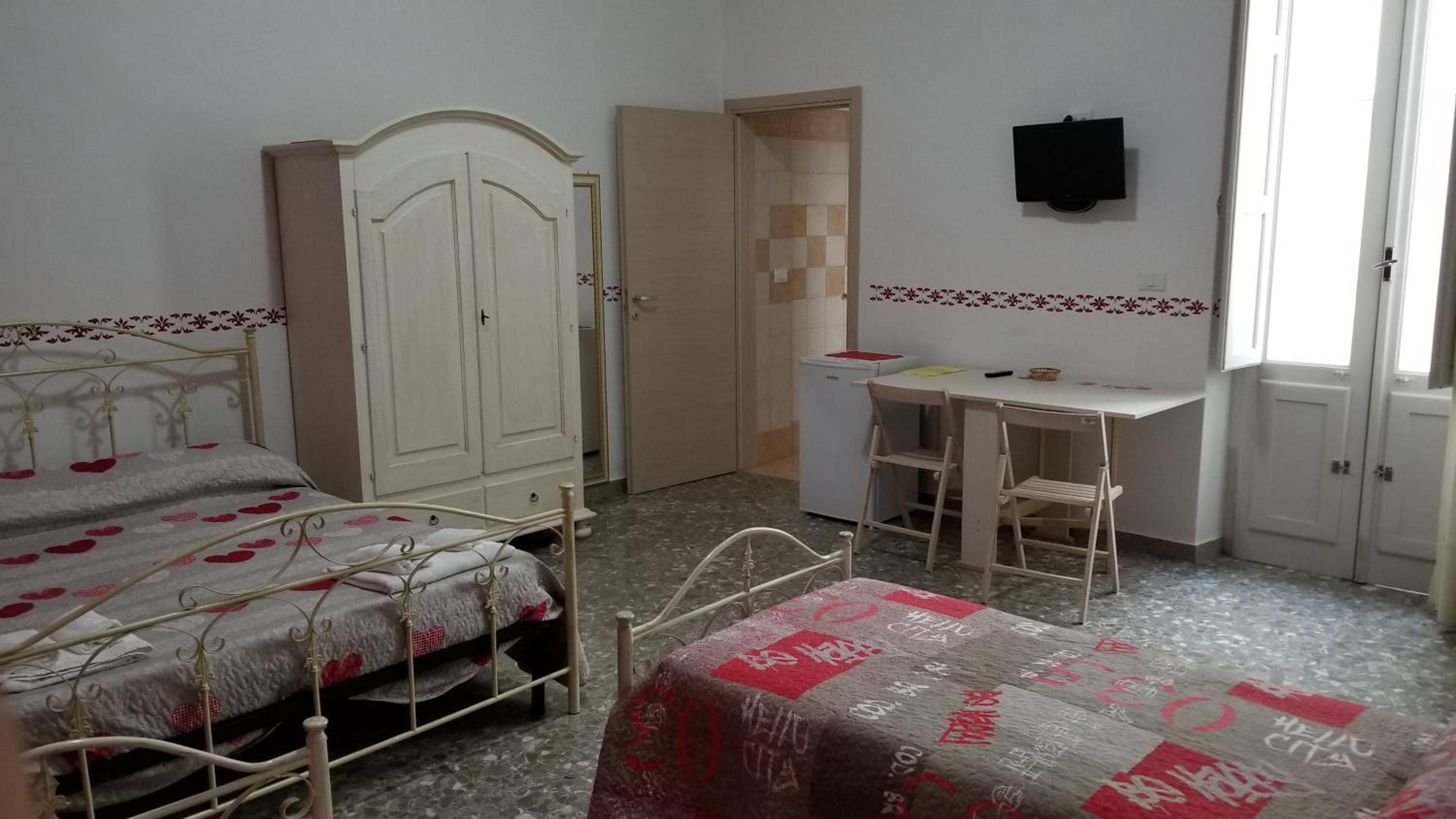 Quadruple Room with Private Bathroom - Photo 4