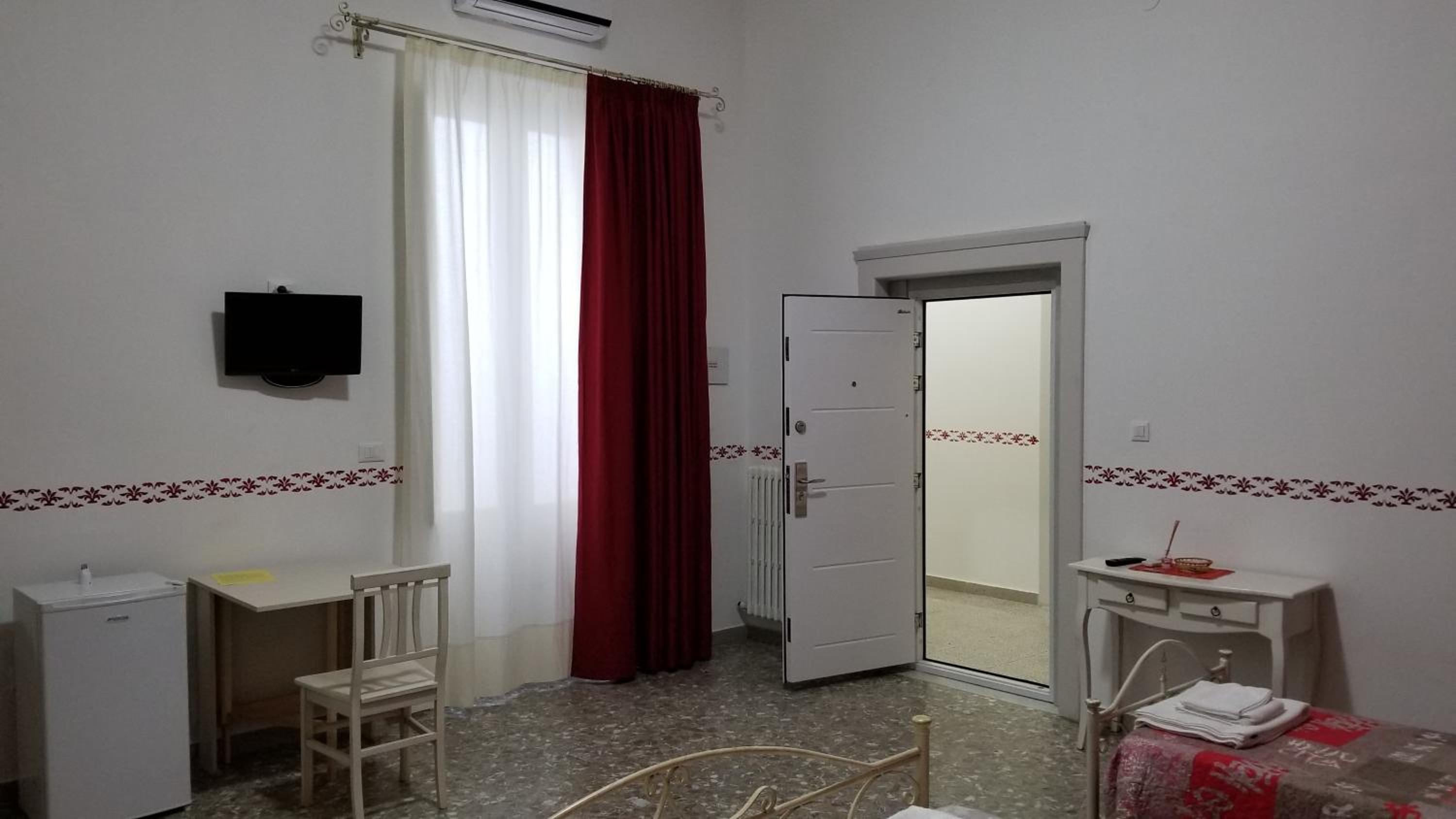 Quadruple Room with Private Bathroom - Photo 5