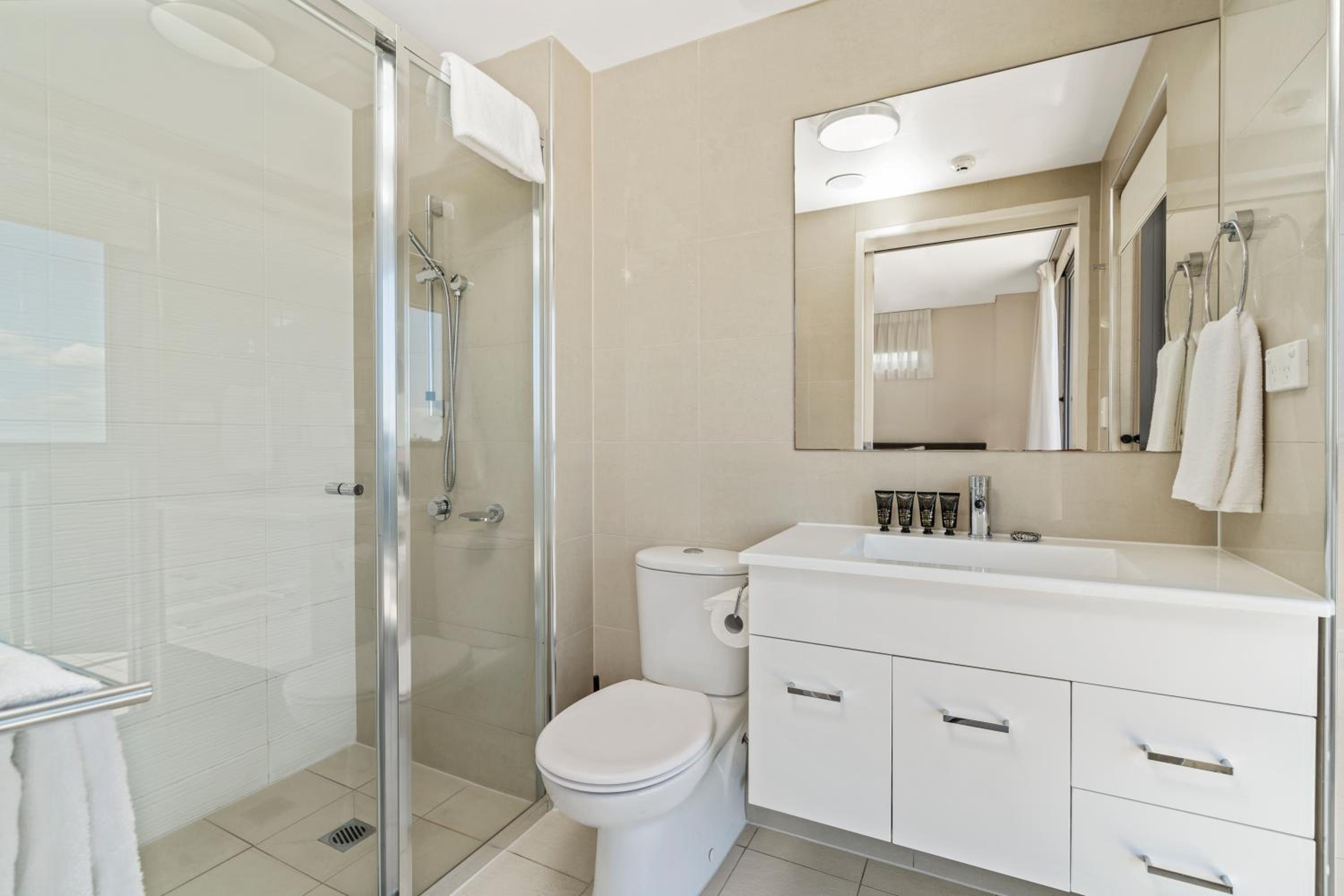 Large Two-Bedroom Two-Bathroom with Harbor View and Balcony photo 3