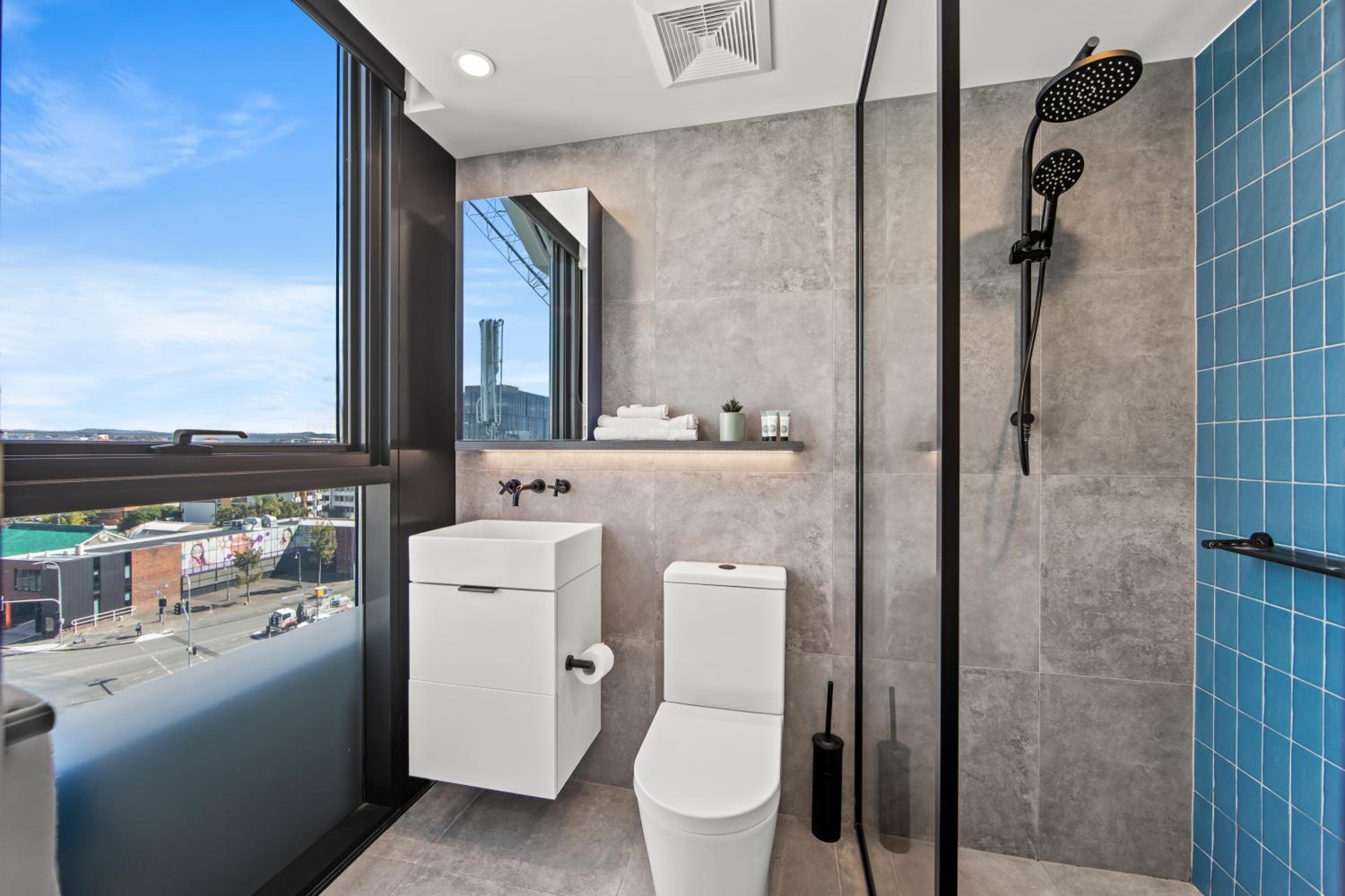 Two Bedroom Two Bathroom Apartment - Photo 3