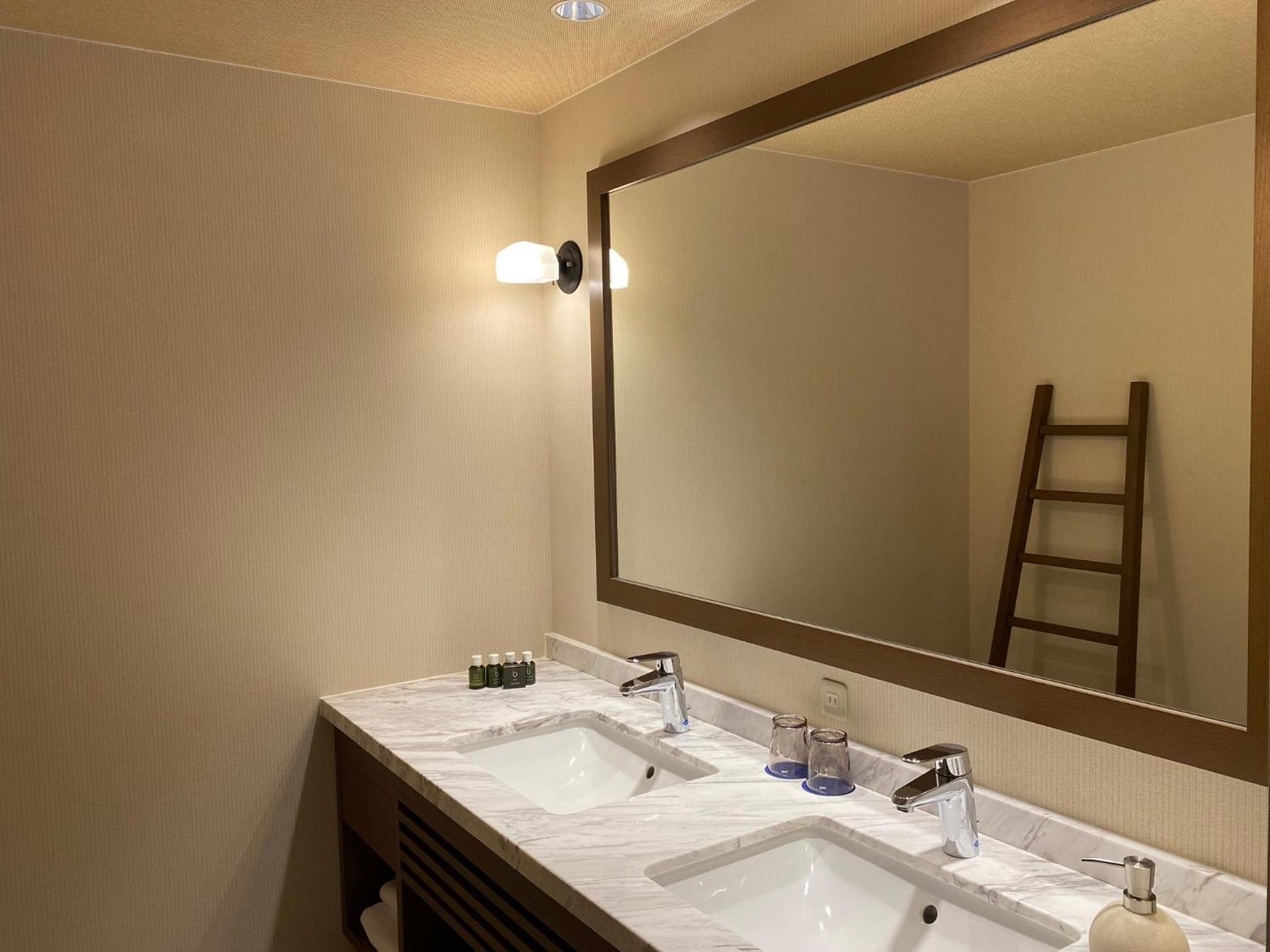 Deluxe Twin Room with Ocean View - Photo 8