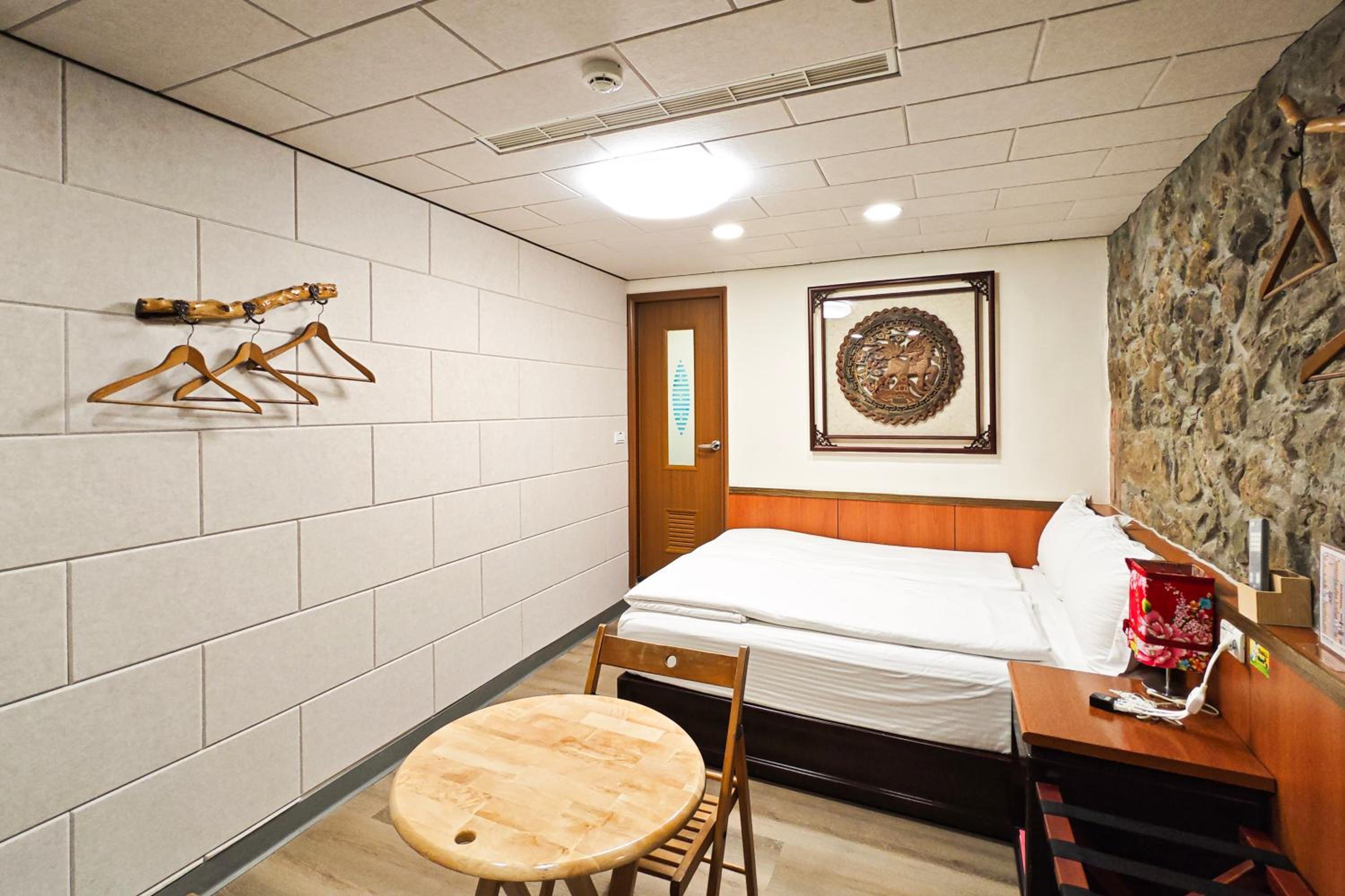 Standard Double Room - Photo 11