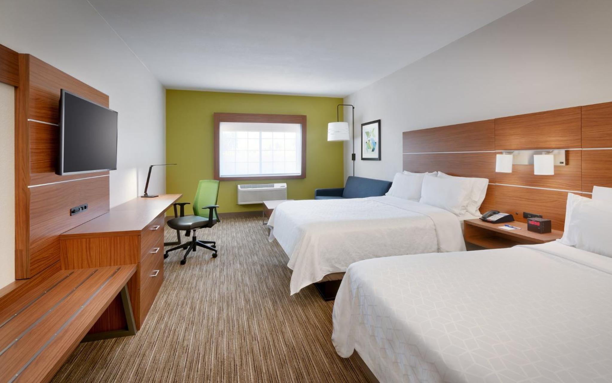 Standard Room with Two Queen Beds - Photo 4