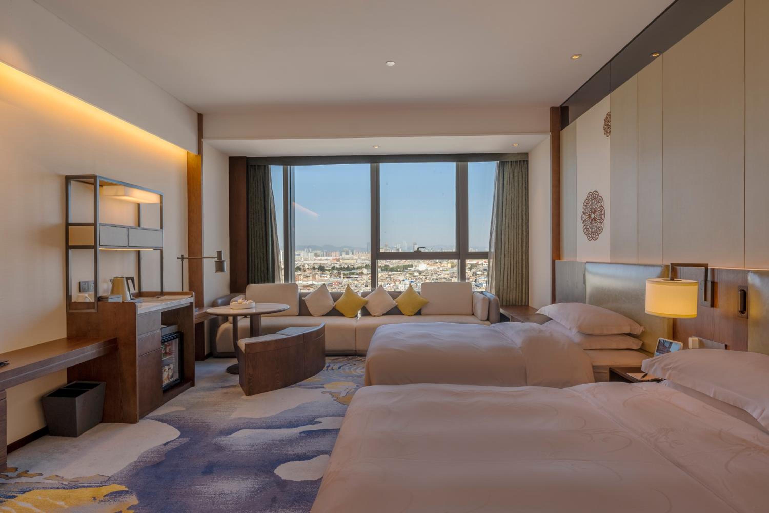 Deluxe Family Room with Guest Room with 2 Twin/Single Bed(s)