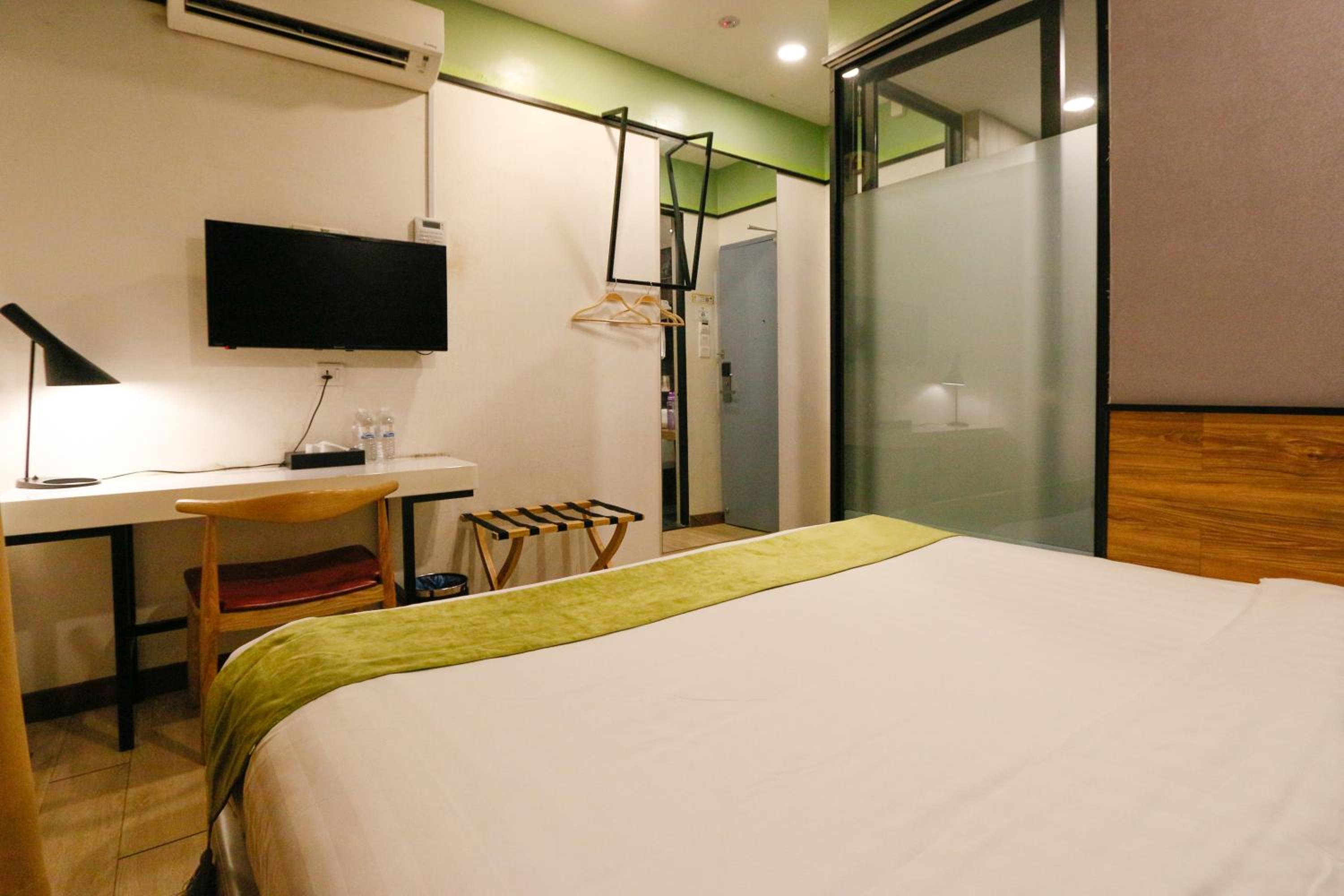 Standard King Room photo 3