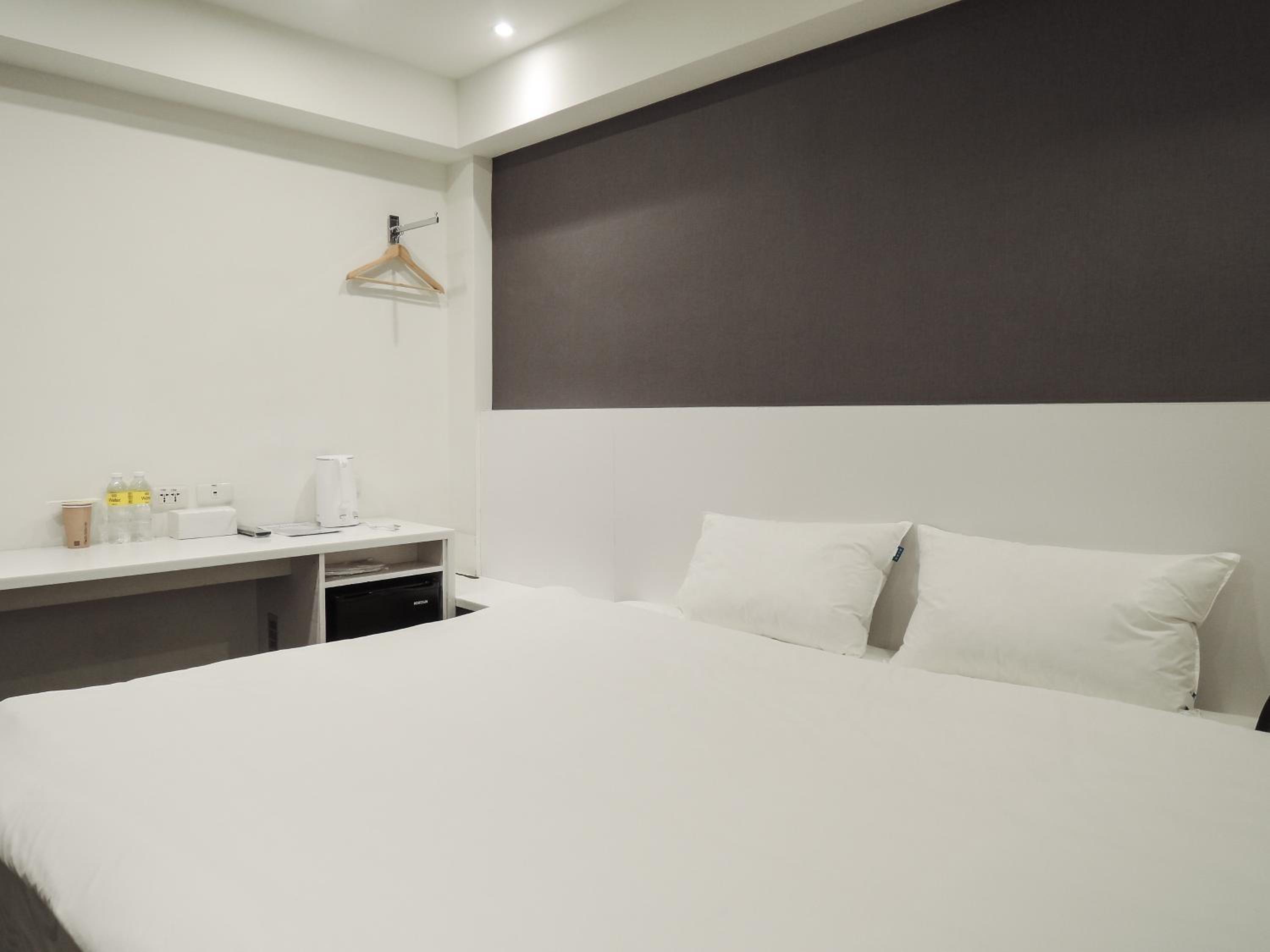 Standard Twin Room - no window photo 2
