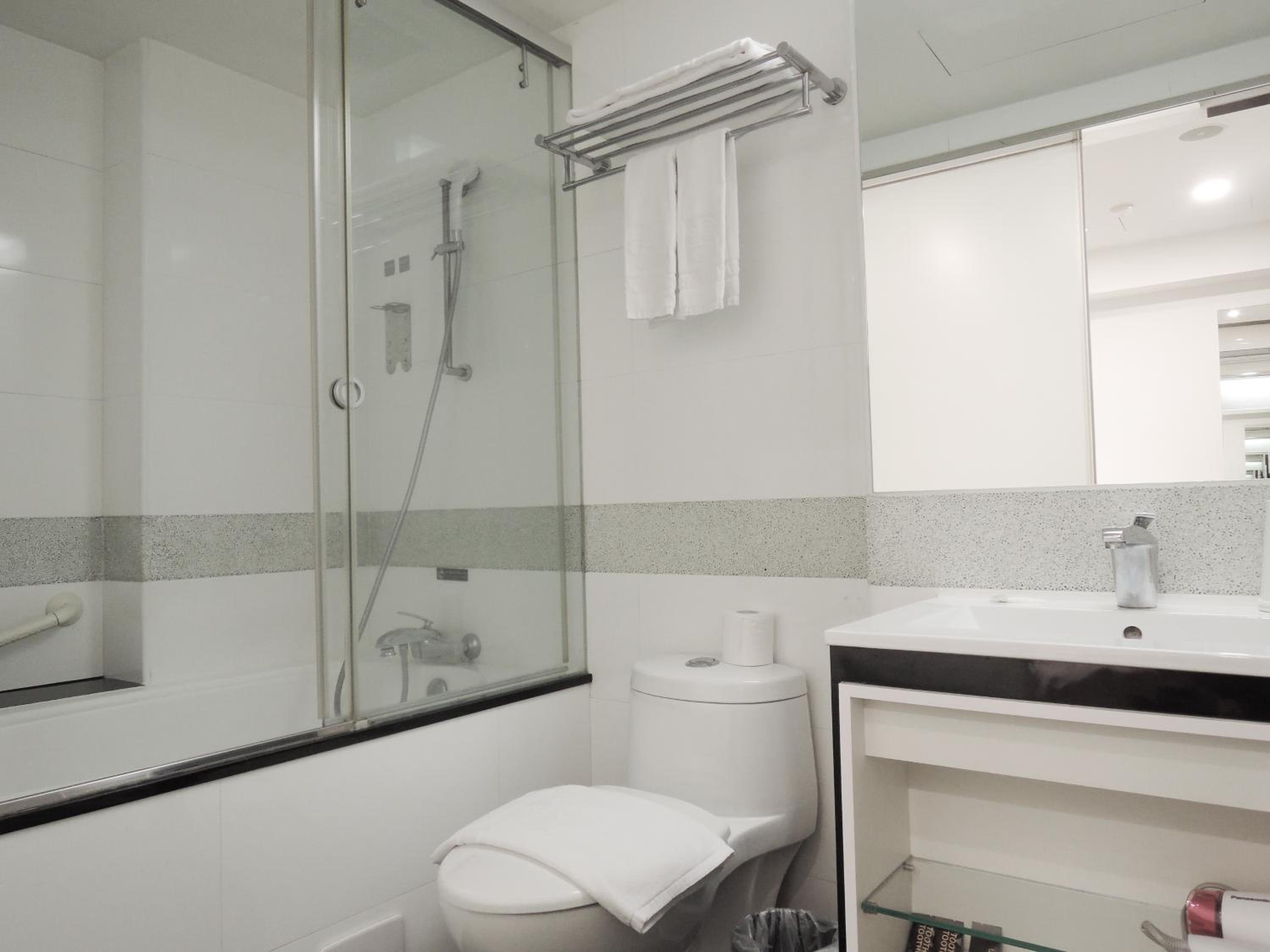 Standard Twin Room - no window photo 3