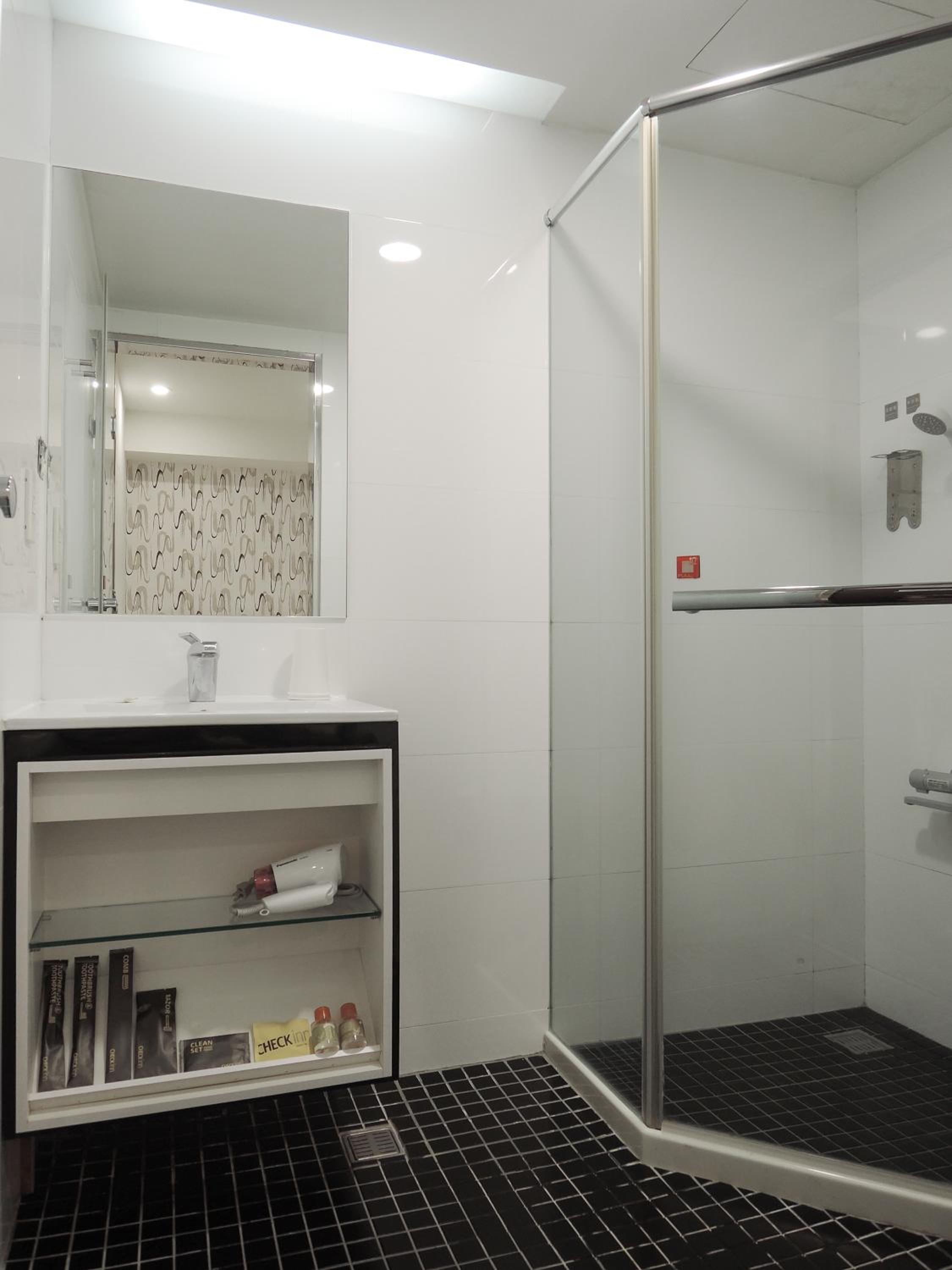 Standard Double Room - No Window photo 3