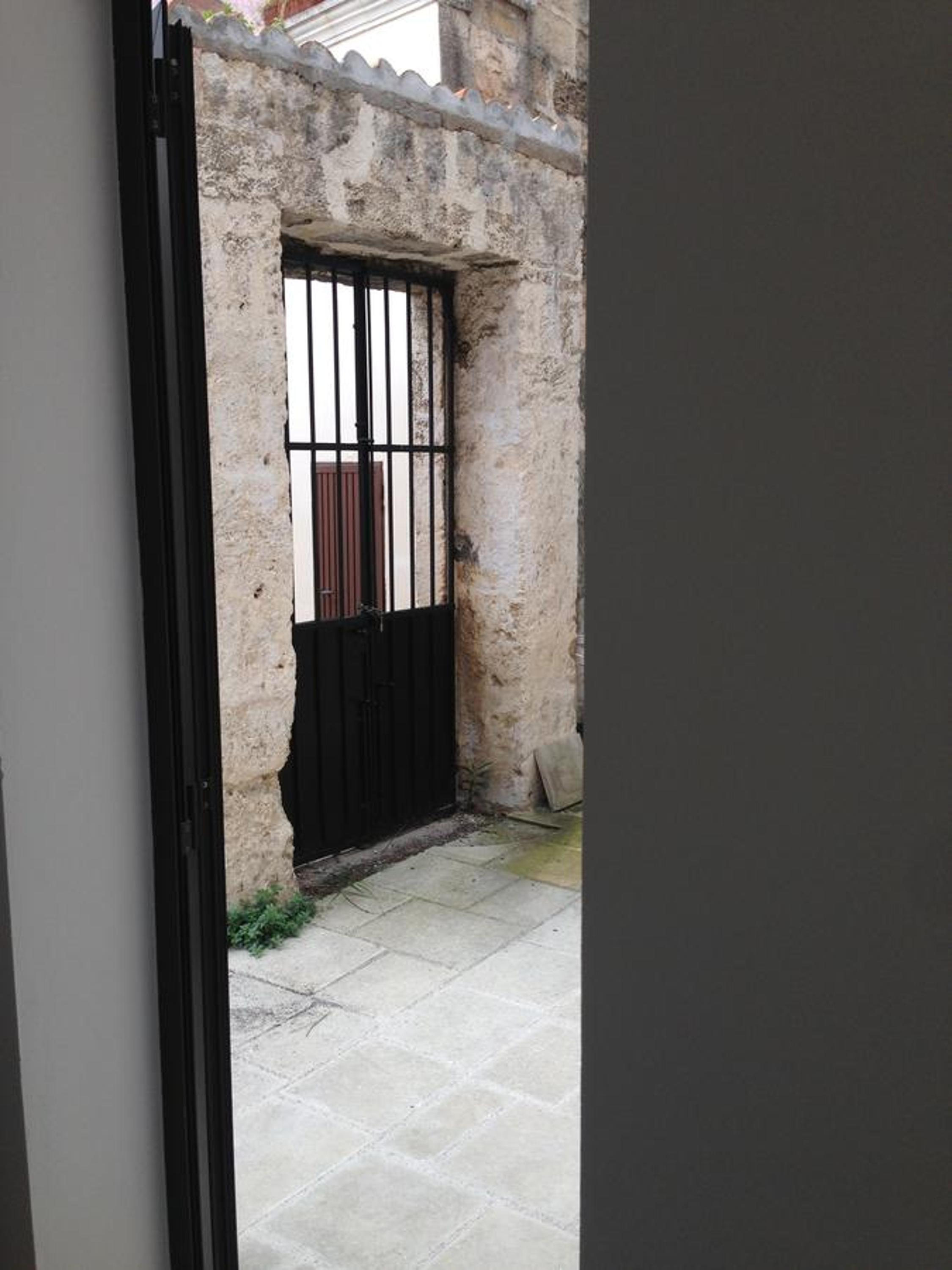 Quadruple Room with Private Bathroom - Photo 25