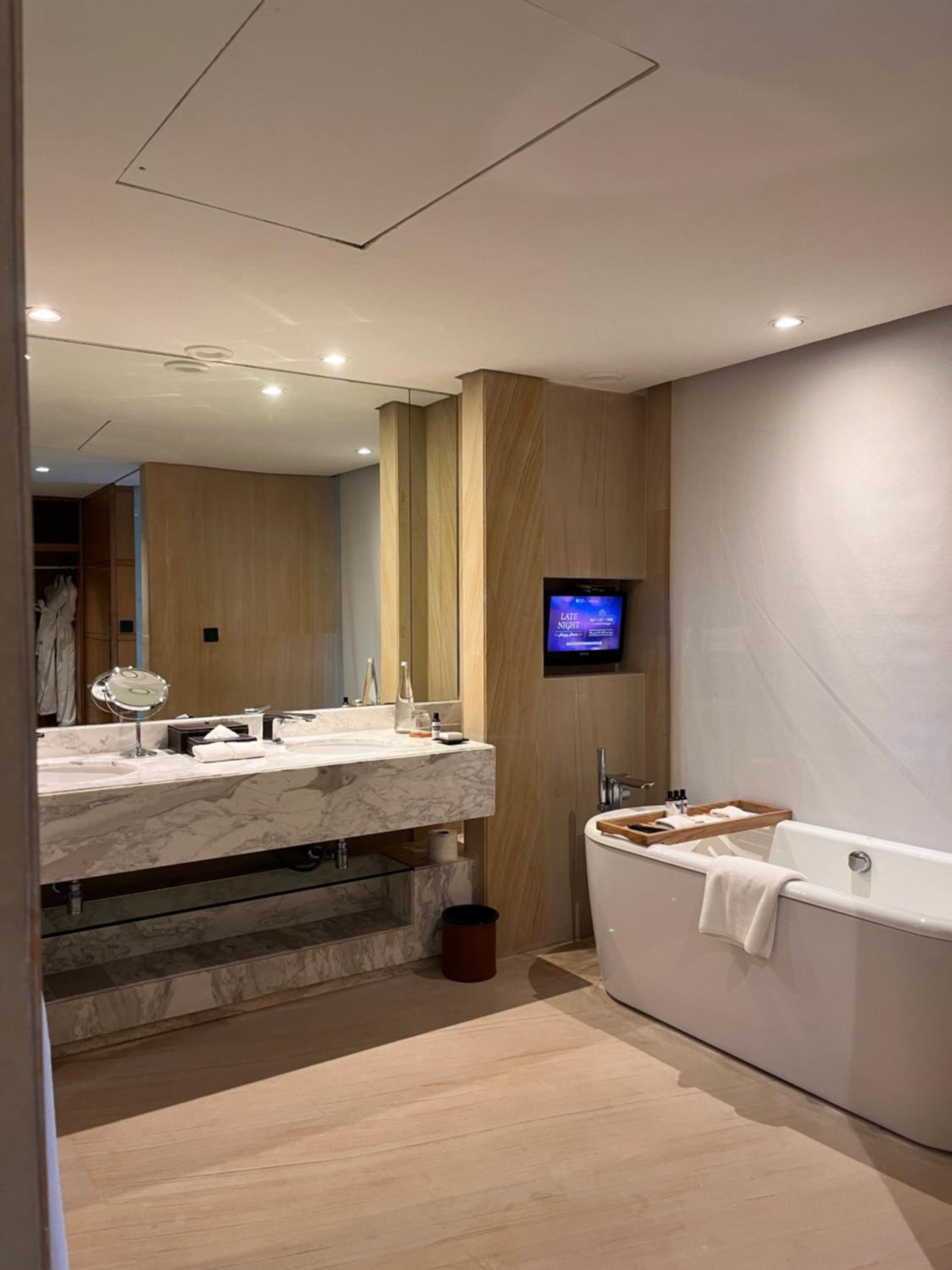 Available room thumbnail 6