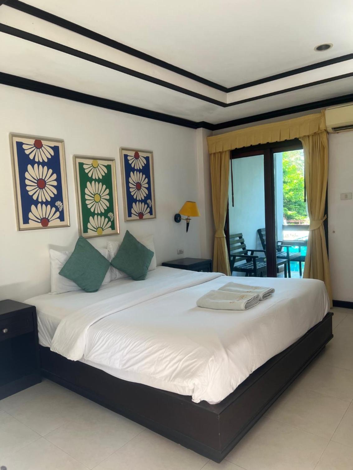 Double Room with Pool View - Photo 5