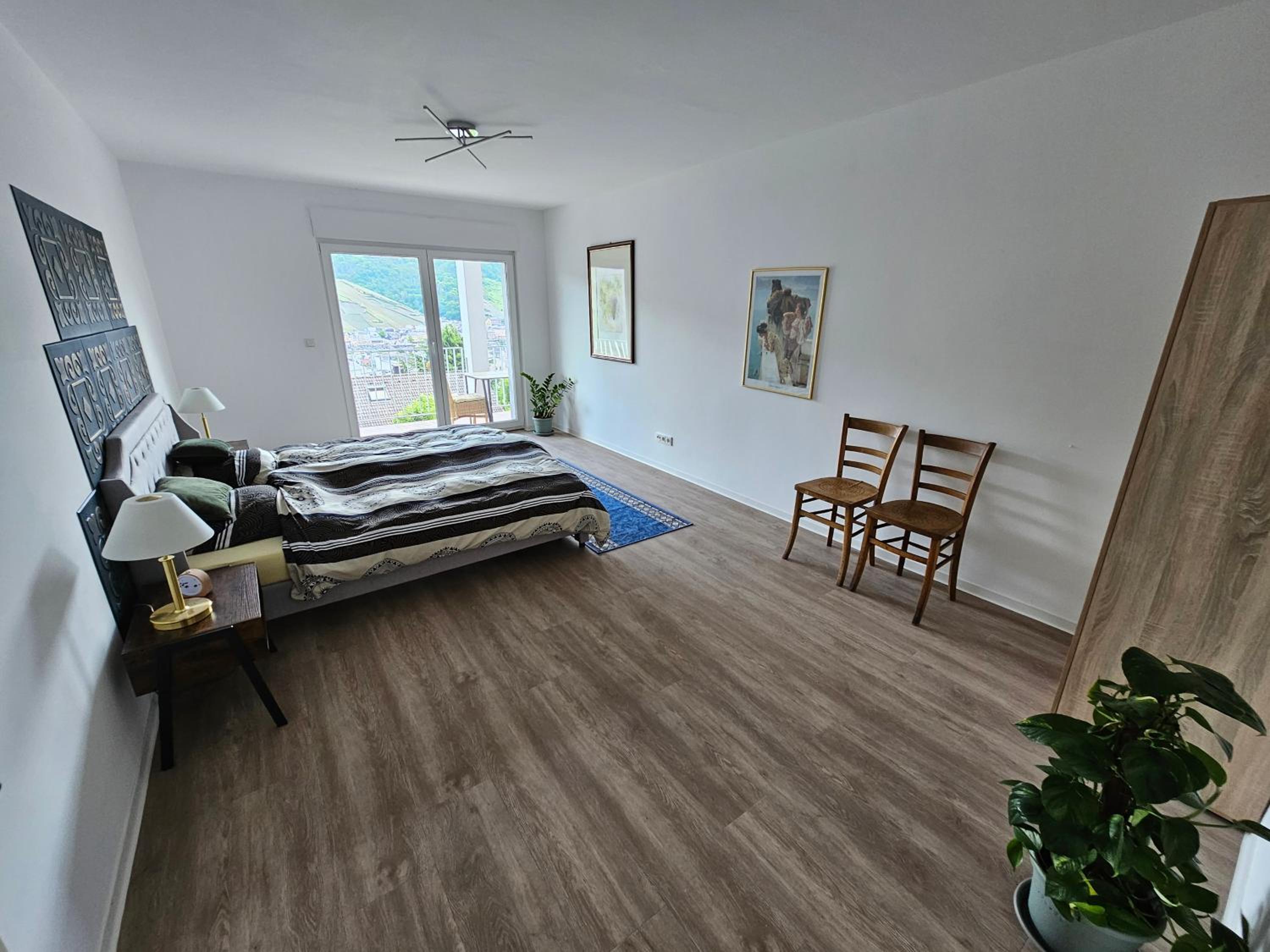 One-Bedroom Apartment photo 1