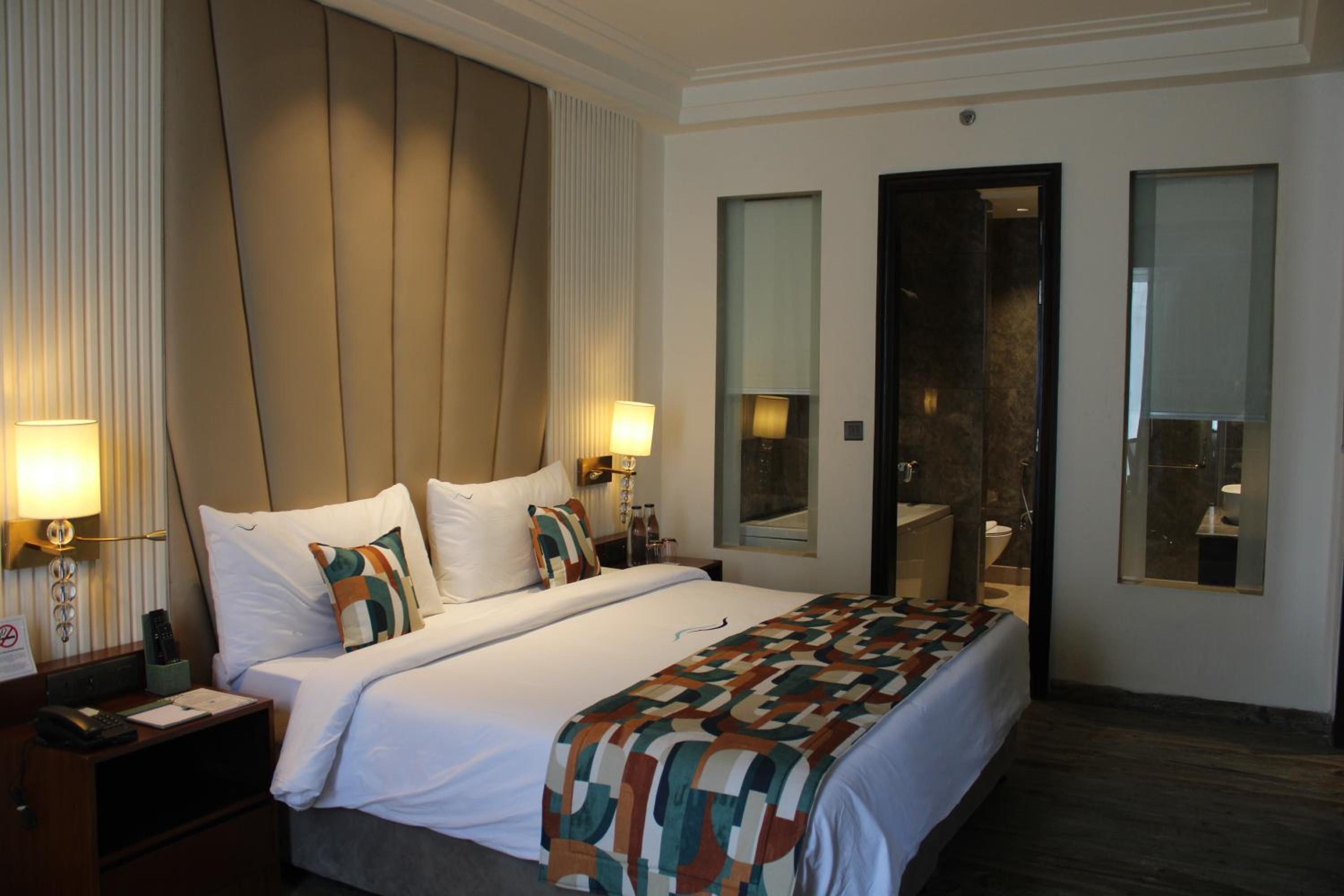 Suite - Photo 1