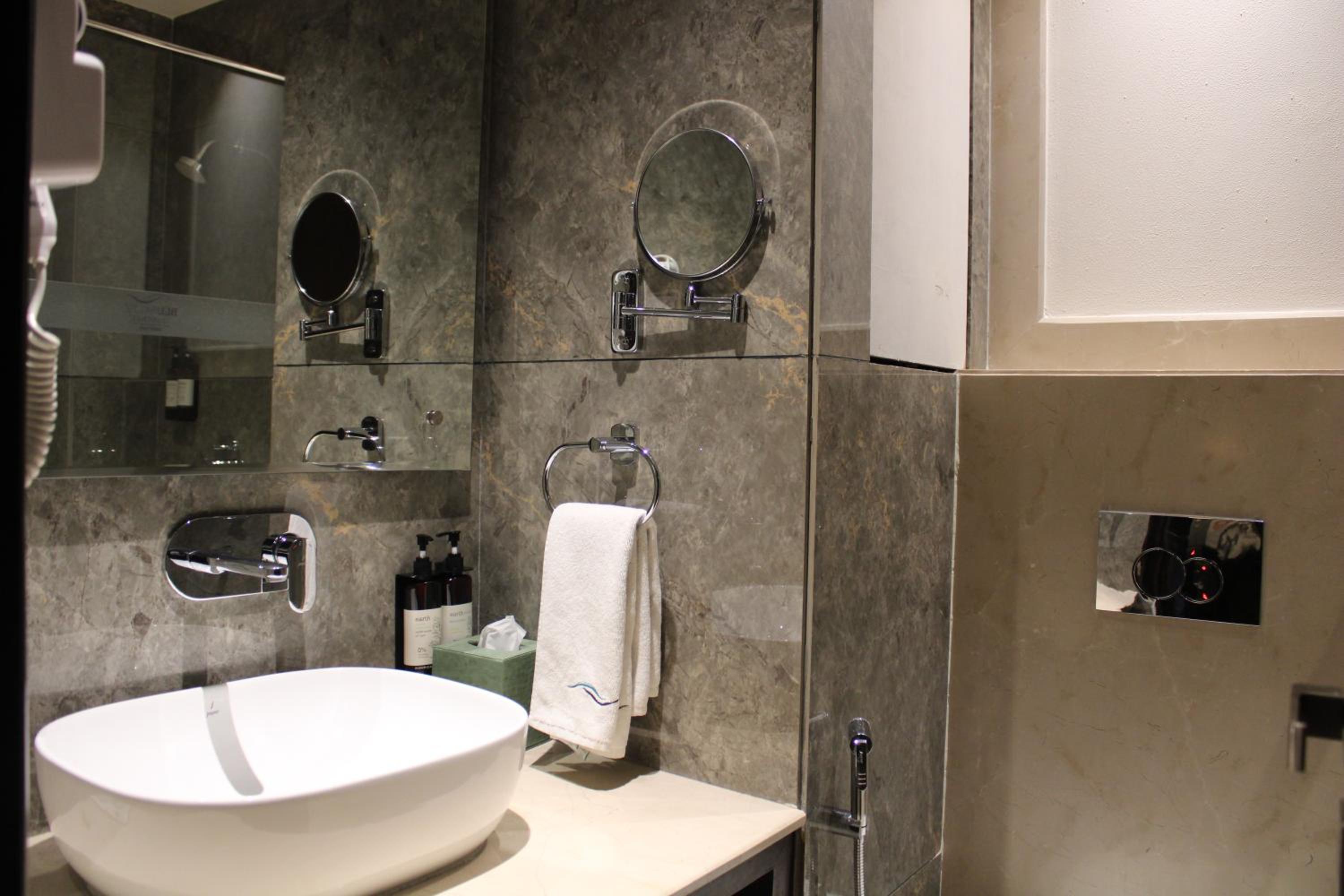 Suite - Photo 3
