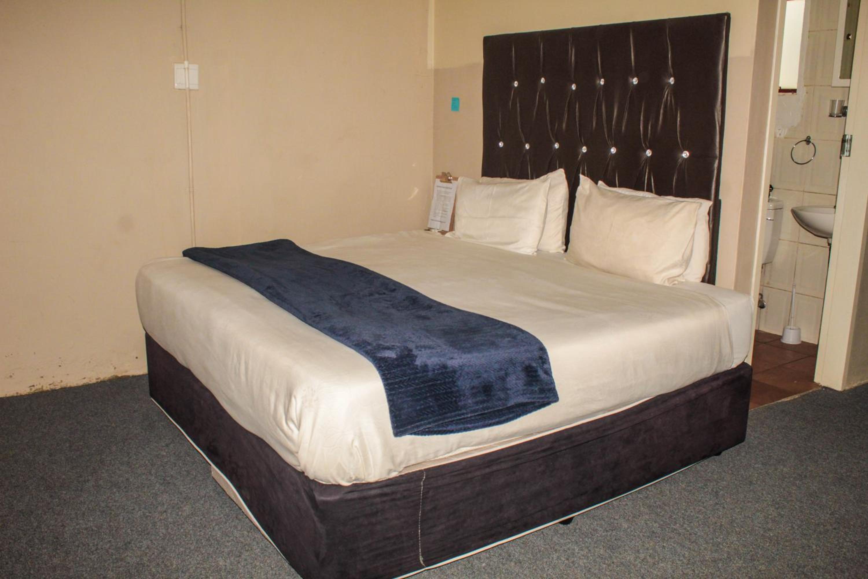 Double Room with Private Bathroom - Photo 3