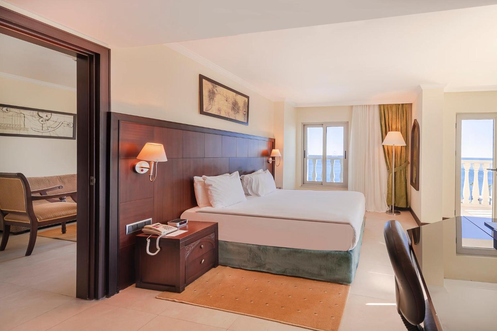 Corner Suite with Spa Bath Smoking
