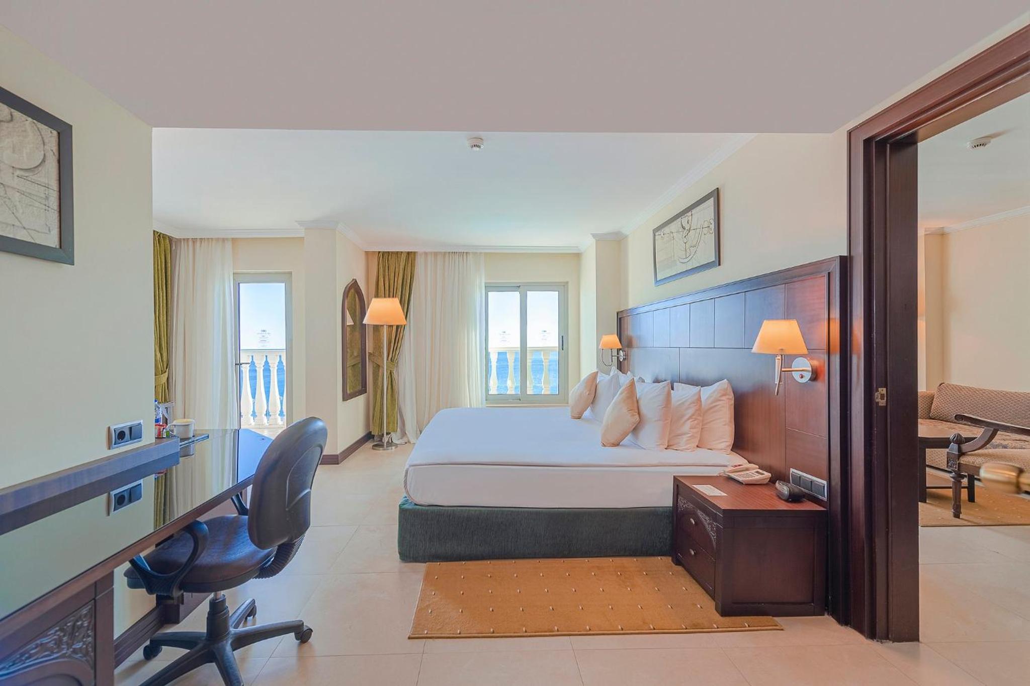 Corner Suite with Spa Bath Smoking