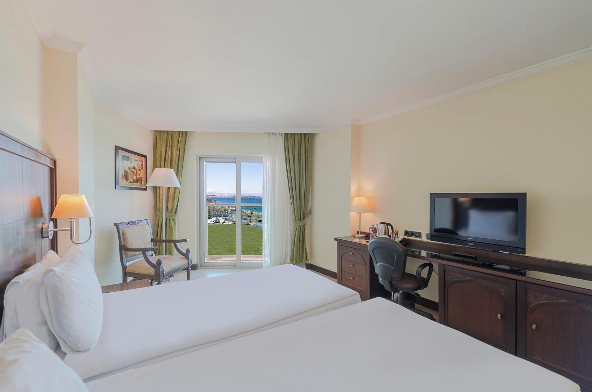 Standard Room with Two Single Beds and Partial View - Smoking
