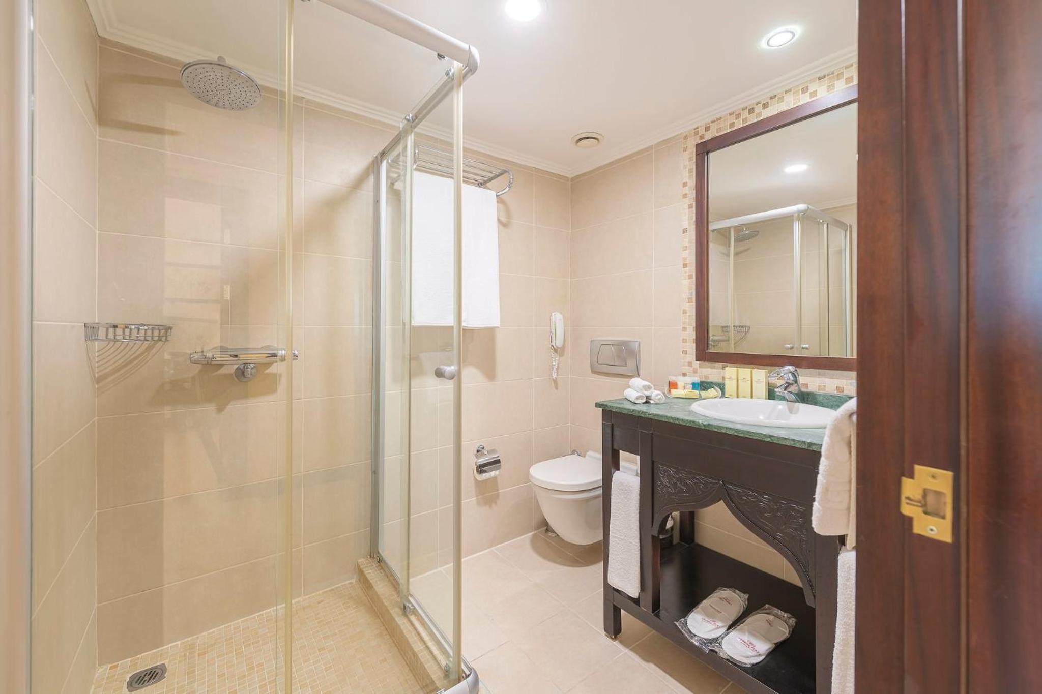 Corner Suite With Spa Bath Non Smoking thumbnail 6