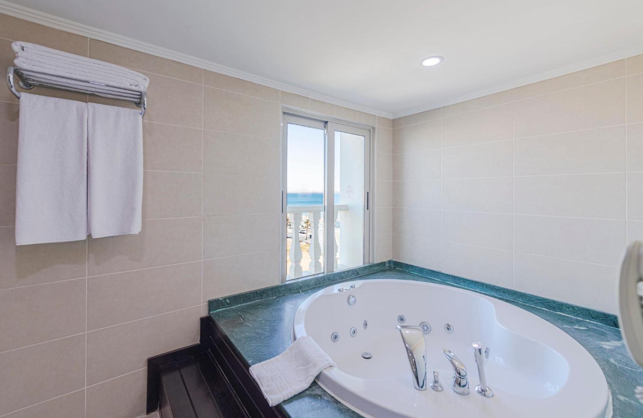Corner Suite With Spa Bath Non Smoking