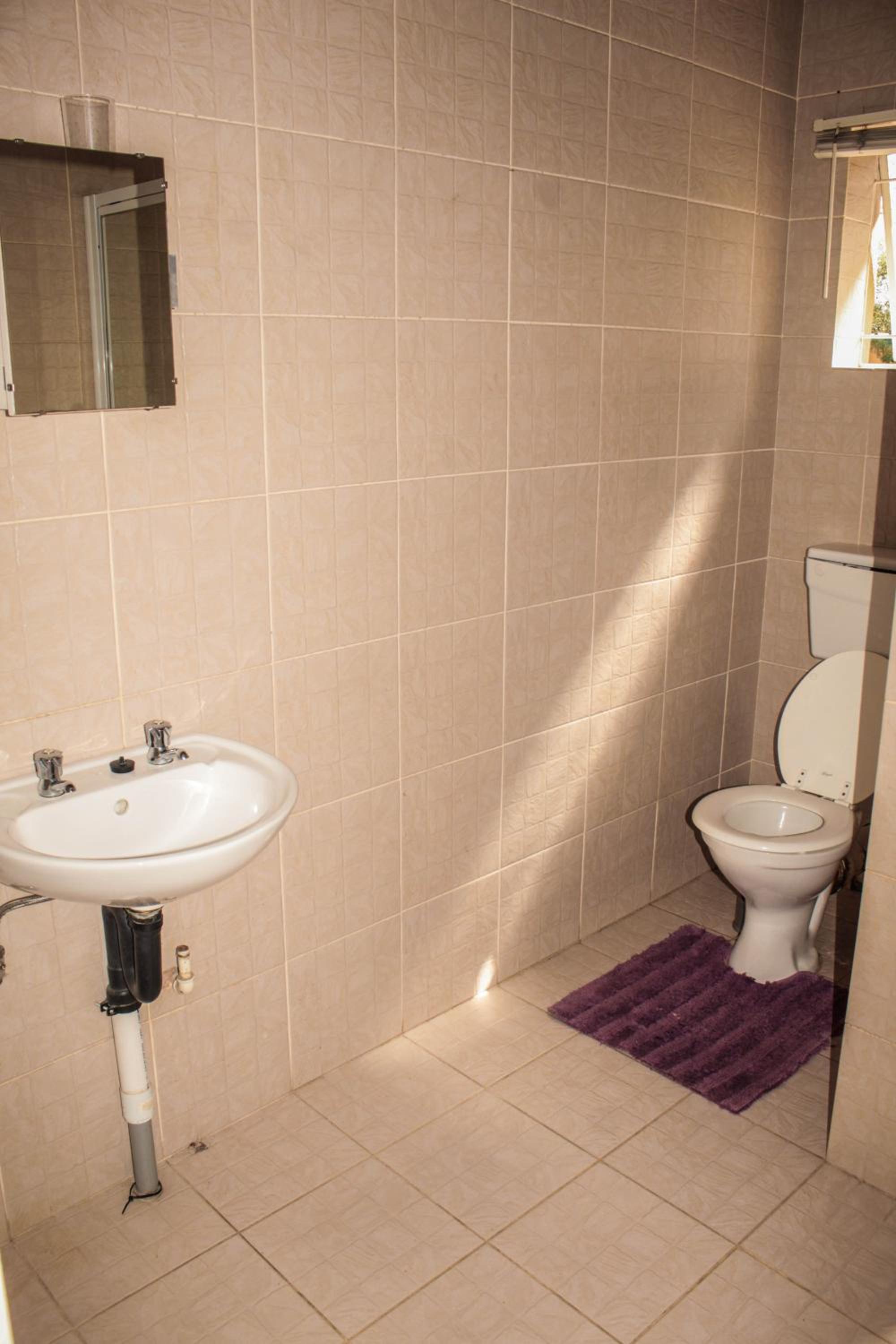 Double Room with Private Bathroom - Photo 7