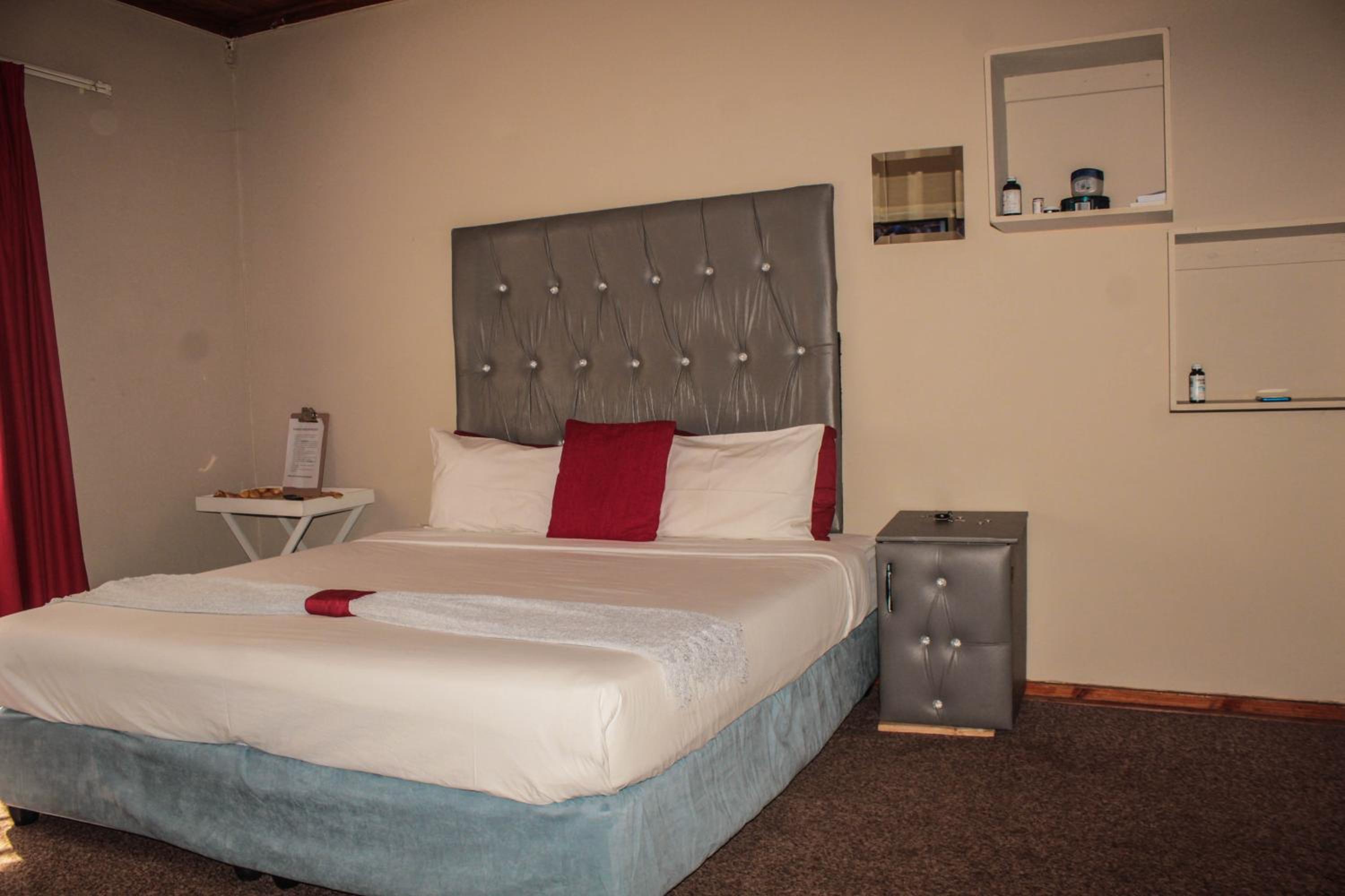 Double Room with Private Bathroom - Photo 2