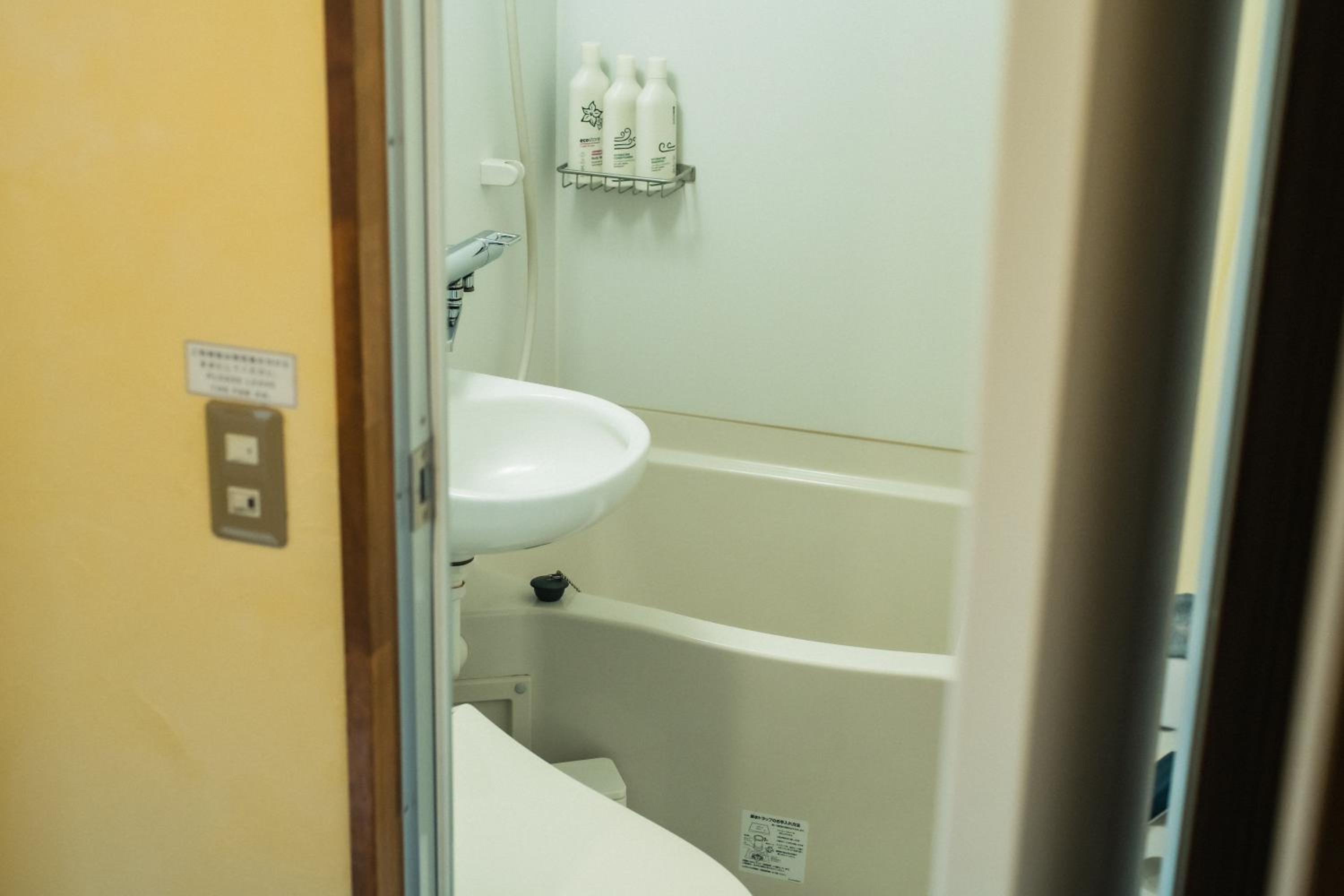 Japanese-Style Family Room with Private Bathroom - Photo 2