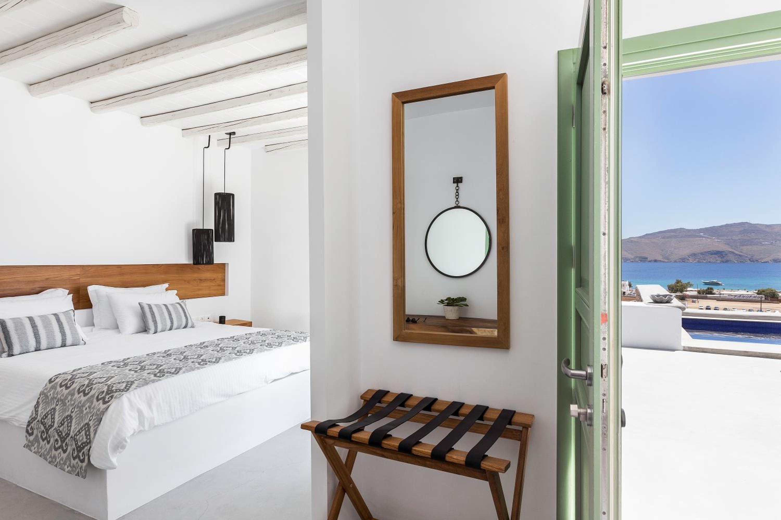 Suite with private pool and beach view photo 3