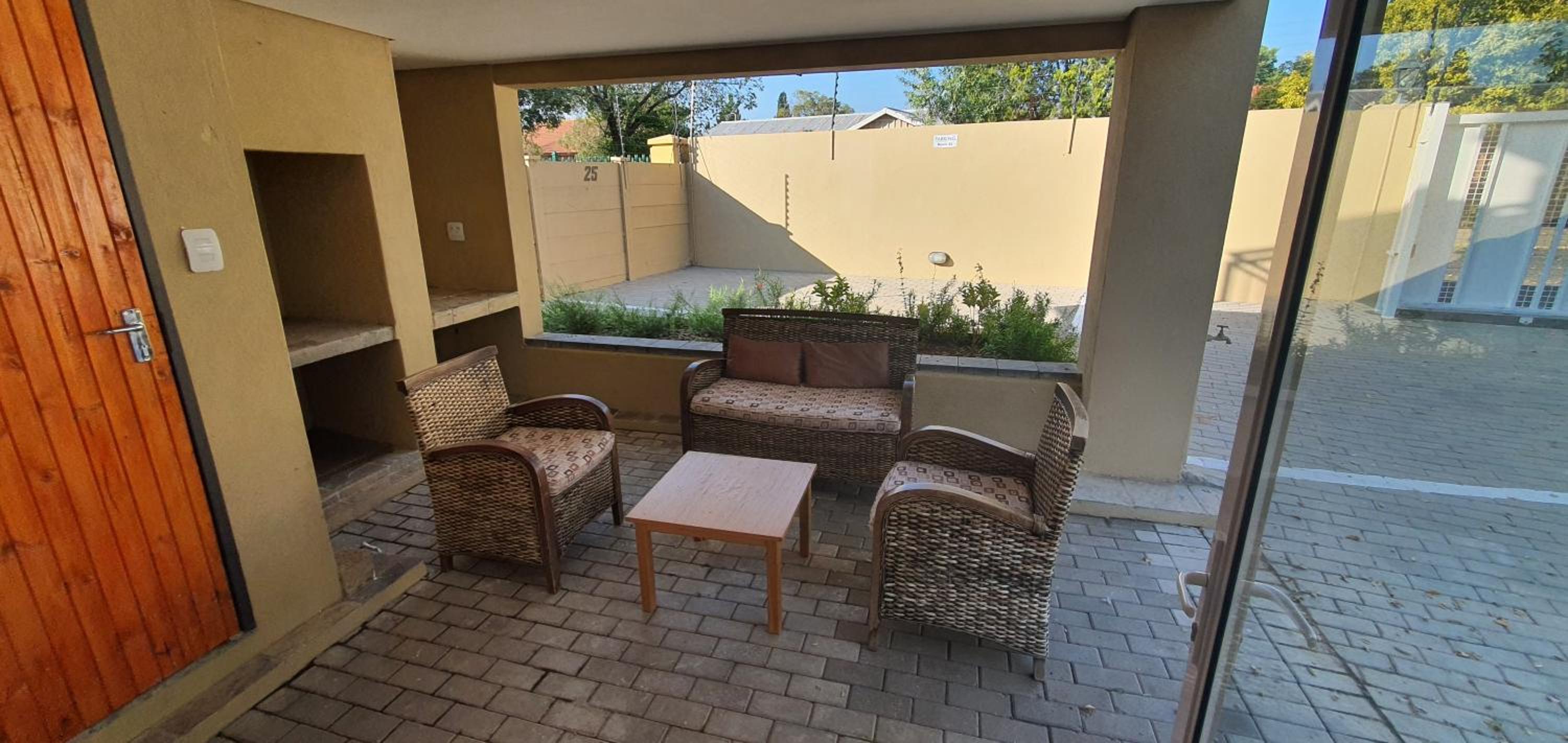Basic Family Room - Photo 2