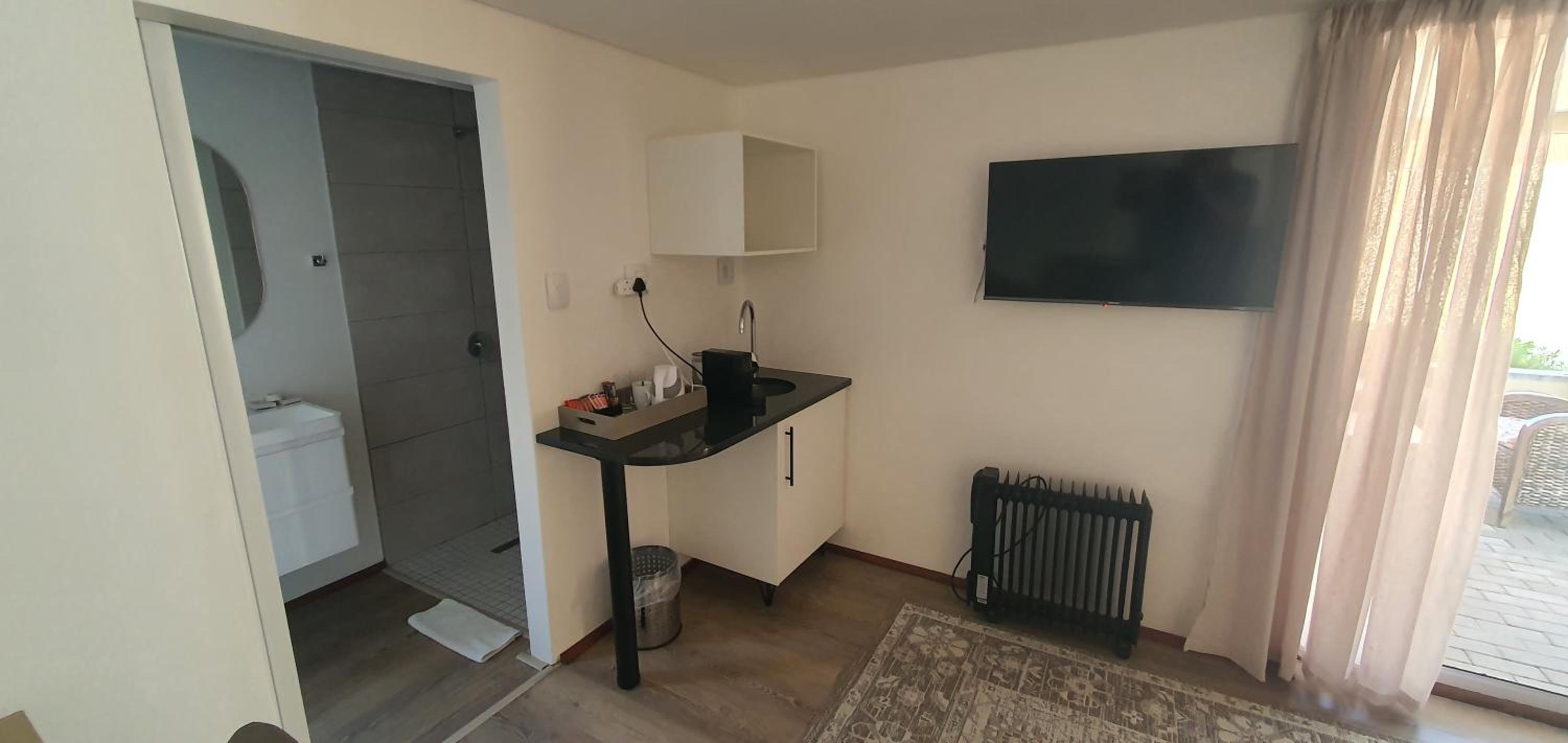 Basic Family Room - Photo 1