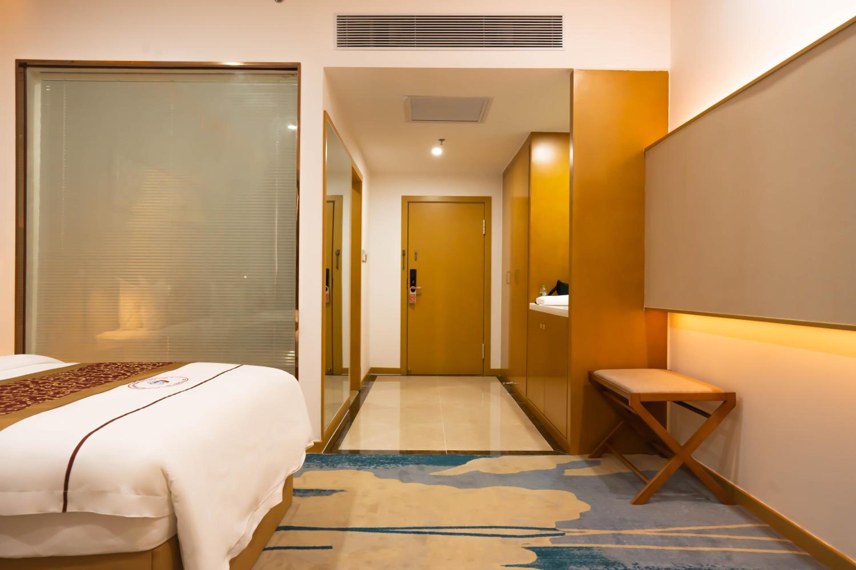 Deluxe Double Room (2 Adults + 1 Child) photo 2