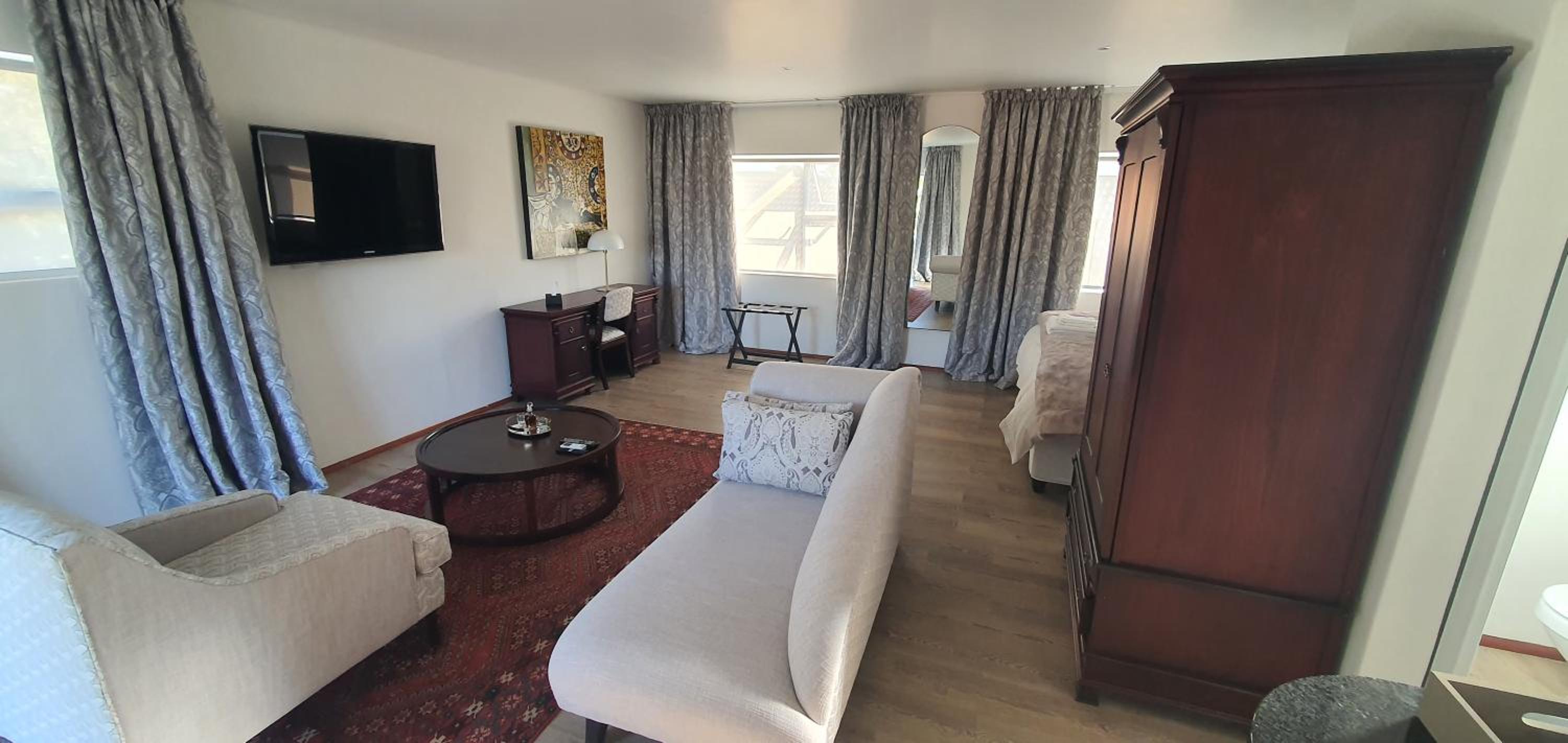 King Suite with Balcony - Photo 5
