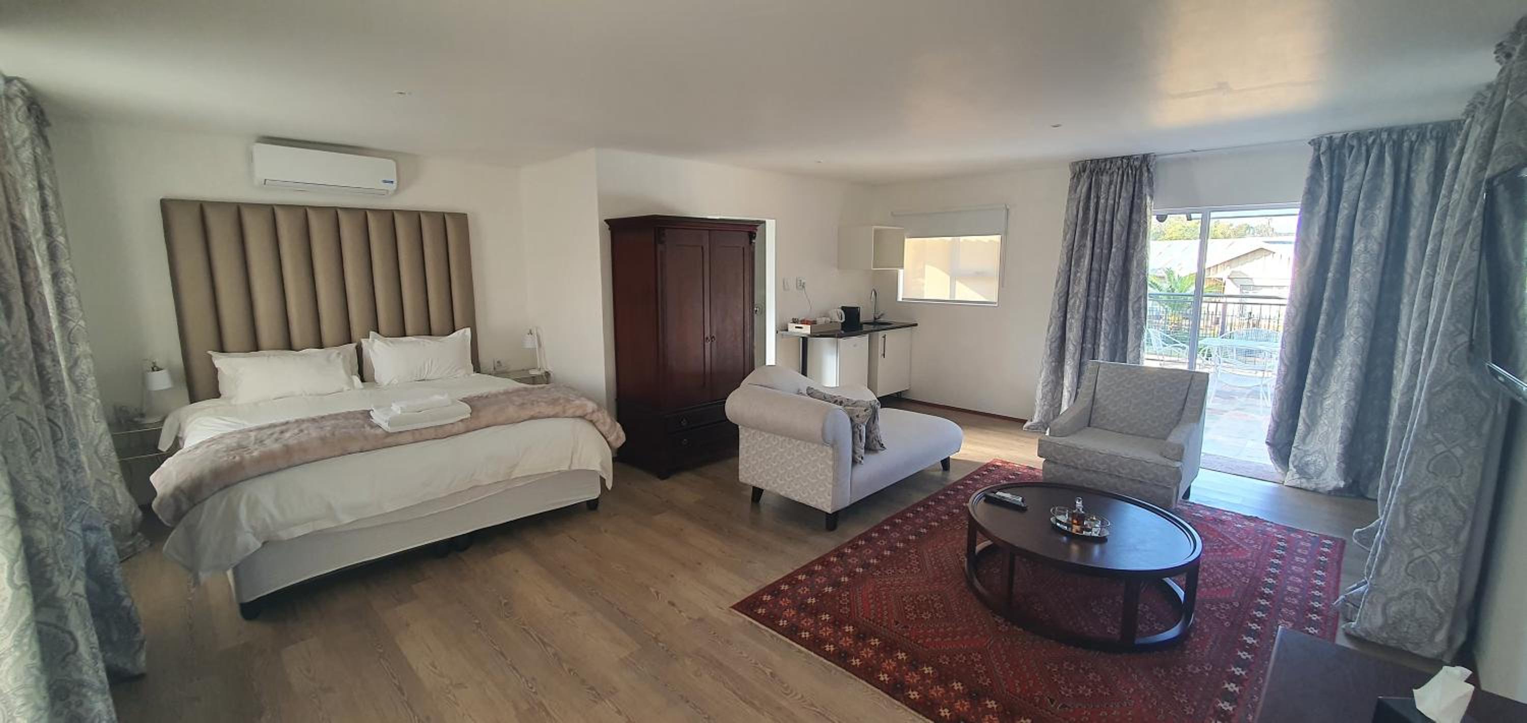 King Suite with Balcony - Photo 11