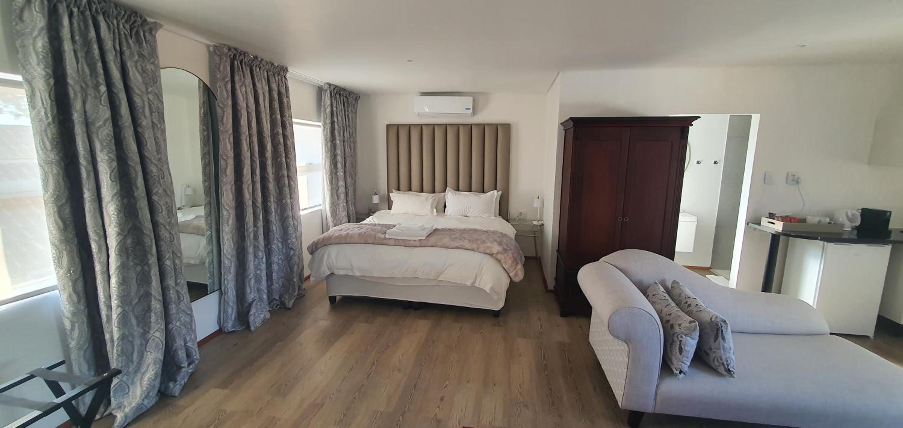 King Suite with Balcony - Photo 10