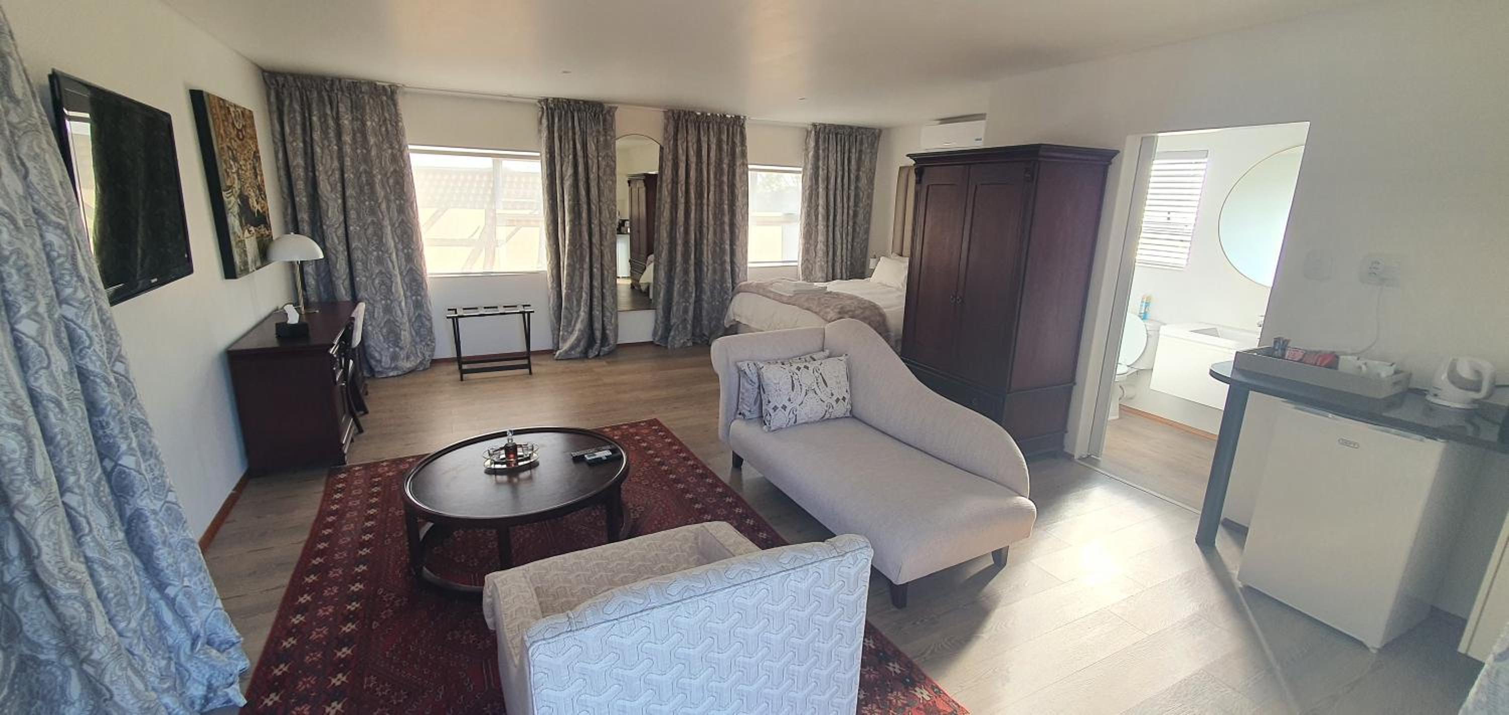 King Suite with Balcony - Photo 6