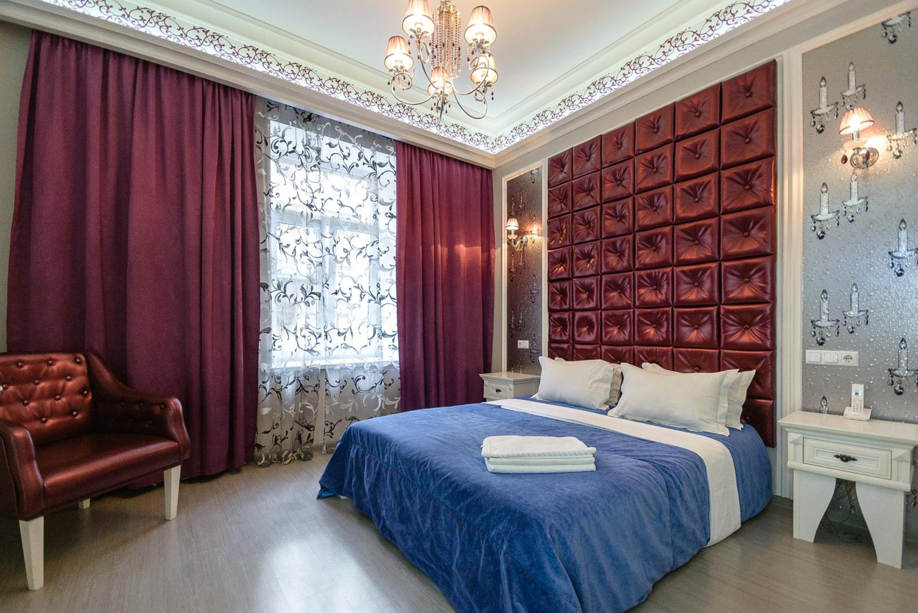 Large Quiet Stylish Studio Apartment with Balcony on Khreschatyk 15 photo 1