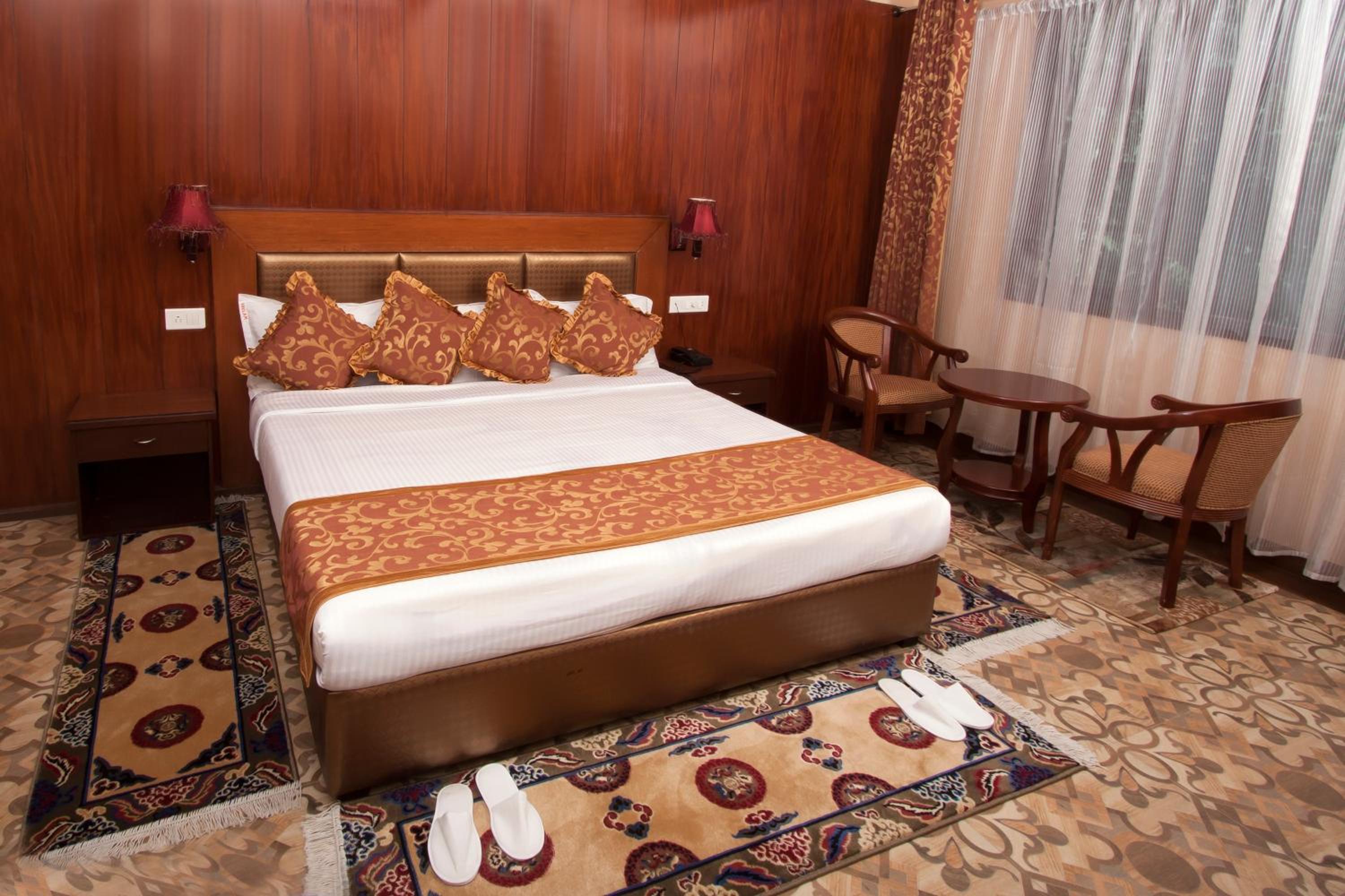 Deluxe King Suite photo 3