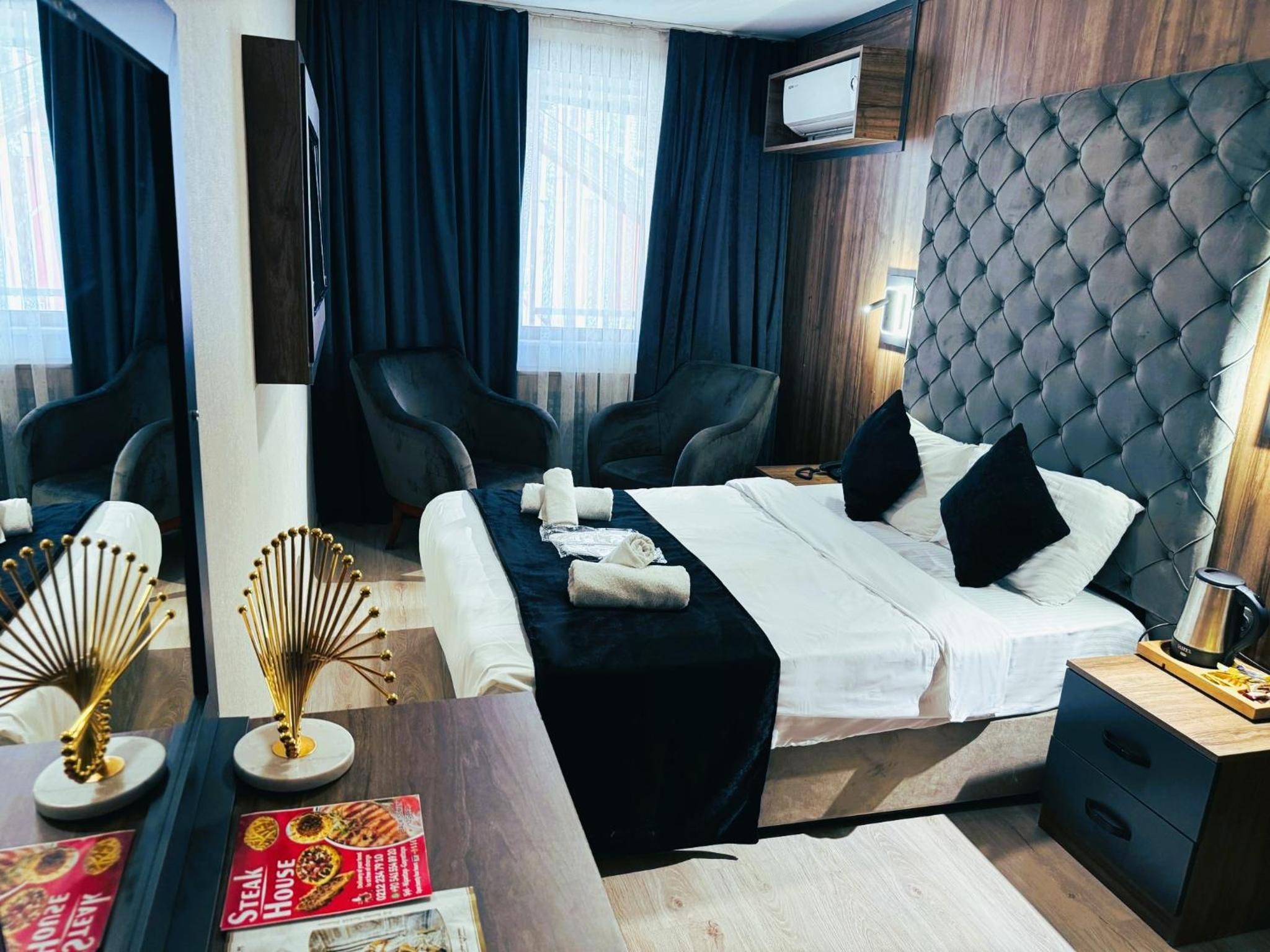 Large Double Room photo 1