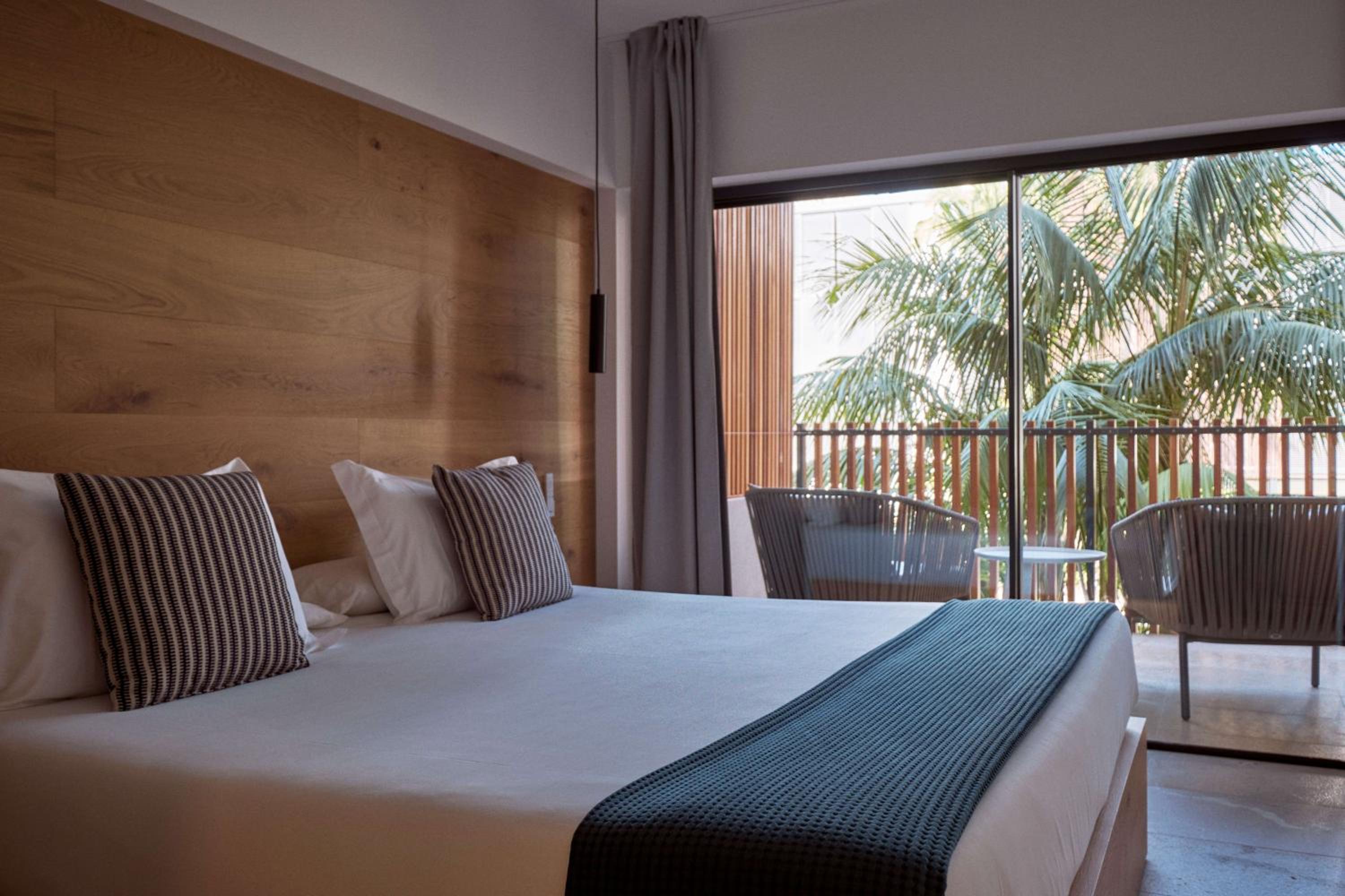 Double Room with Balcony and Pool View - Photo 1