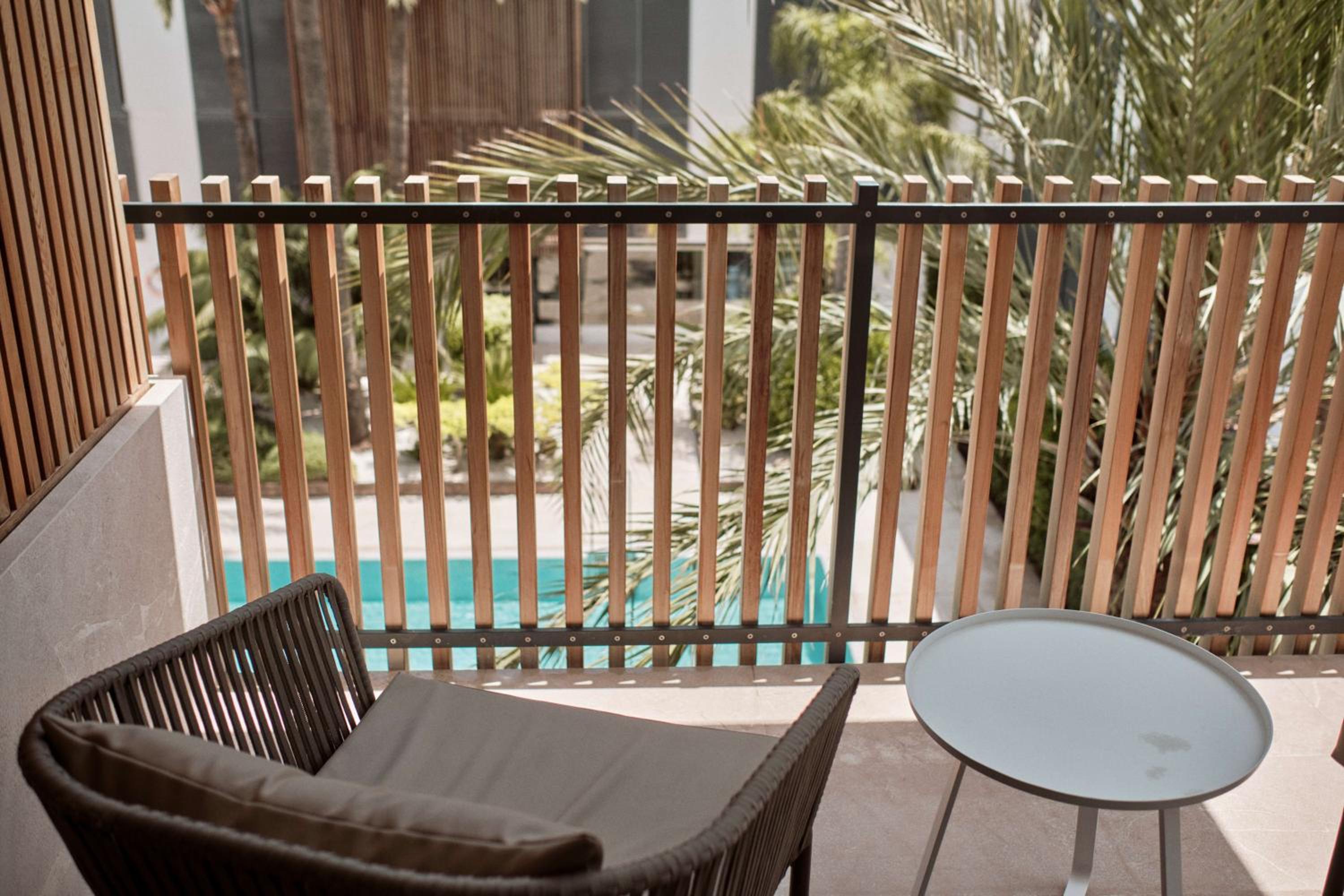 Double Room with Balcony and Pool View - Photo 5