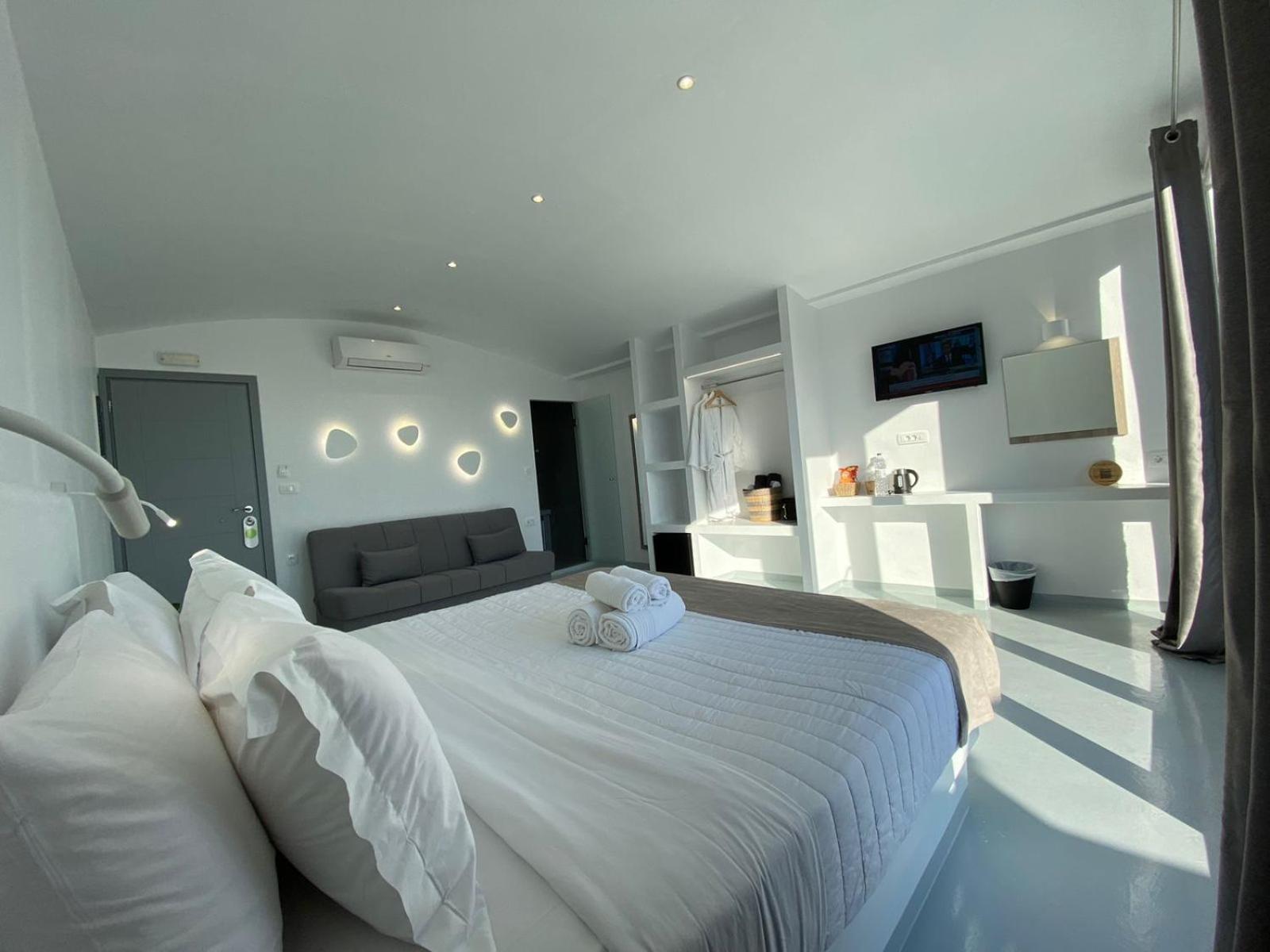 Bright Suite with Hot Tub - Photo 9