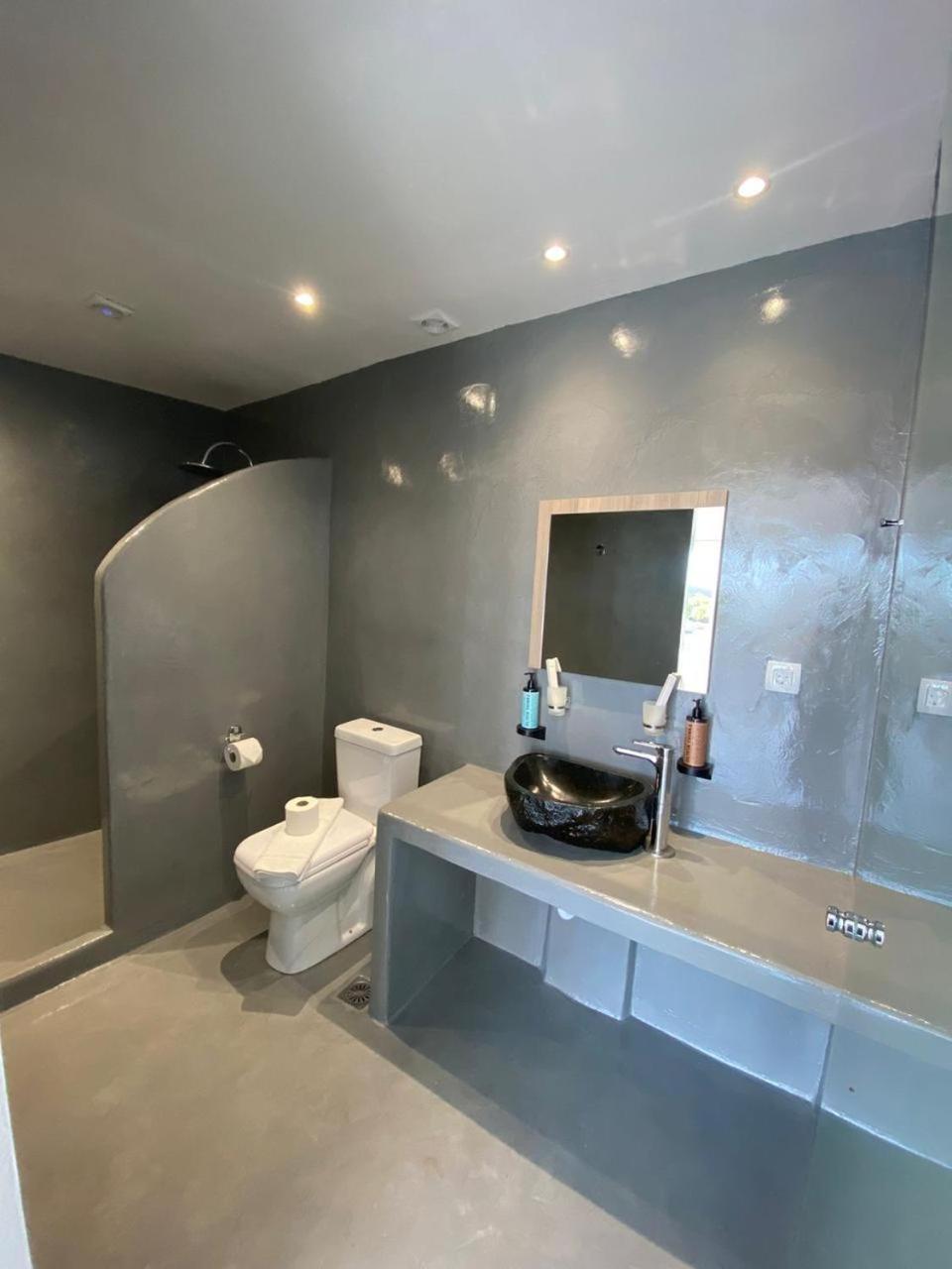 Bright Suite with Hot Tub - Photo 16