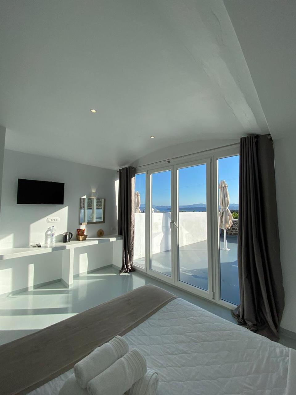 Bright Suite with Hot Tub - Photo 17