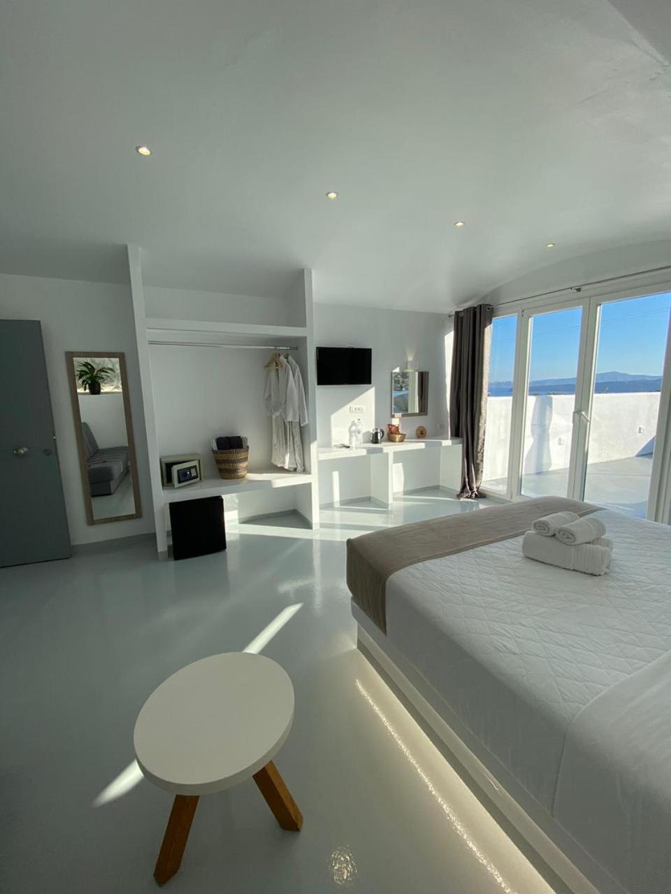 Bright Suite with Hot Tub - Photo 4
