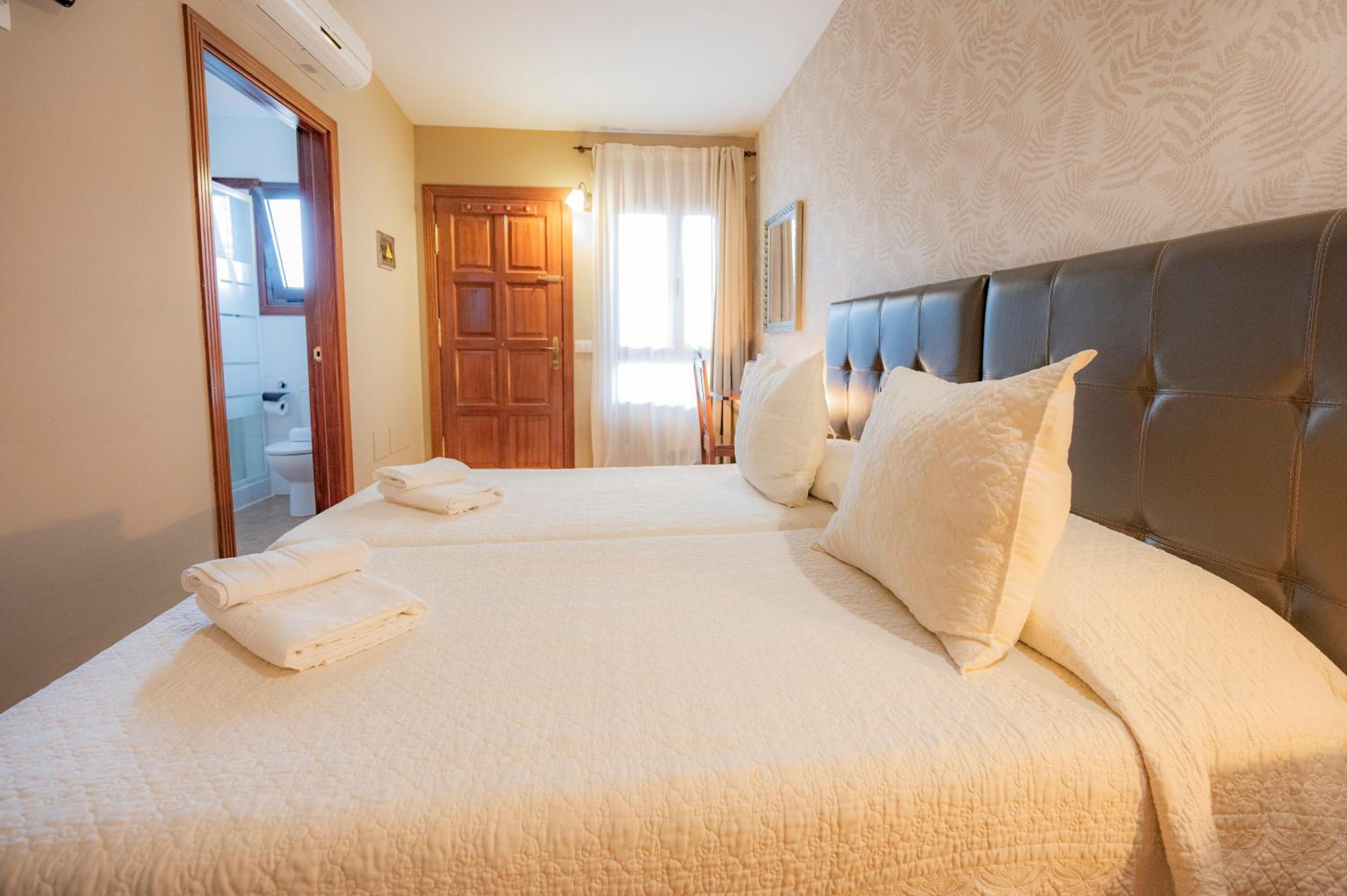 Double or Twin Room - Photo 6