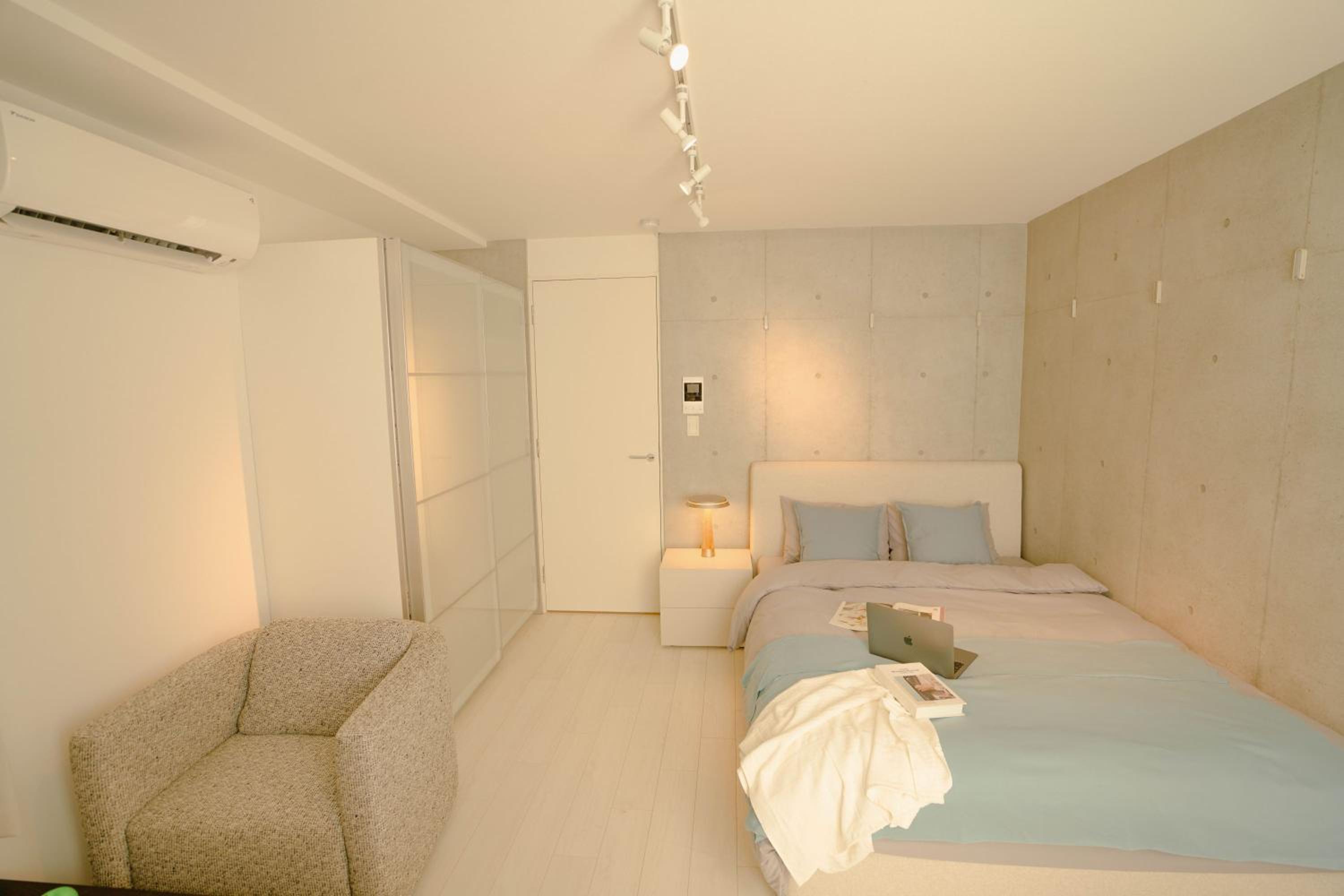 One-Bedroom Apartment photo 3
