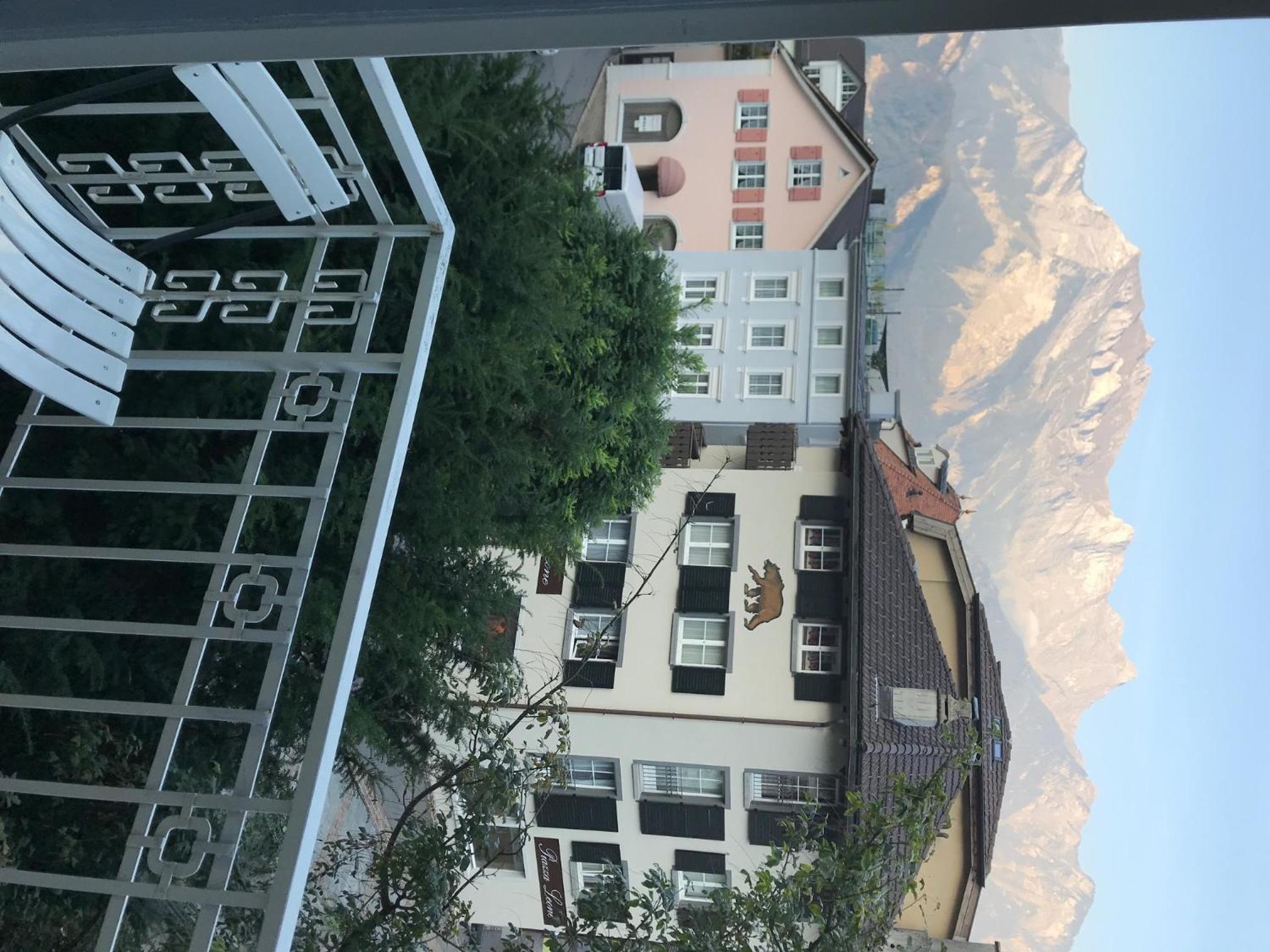 One-Bedroom Apartment with Balcony and Mountain View   photo 2