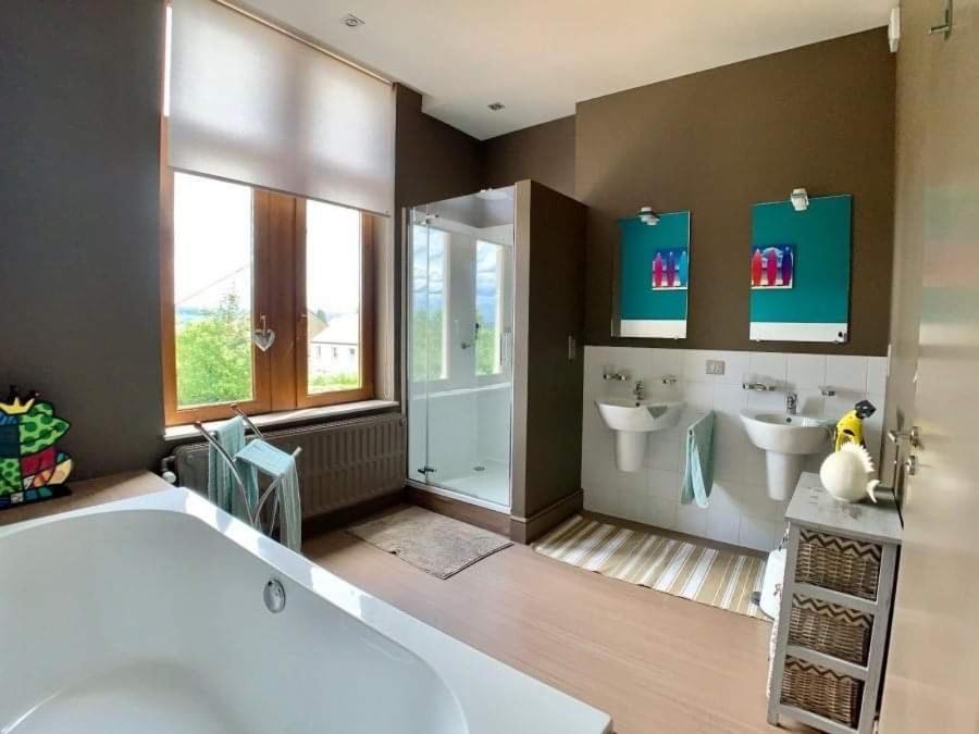 Queen Room with Shared Bathroom photo 3